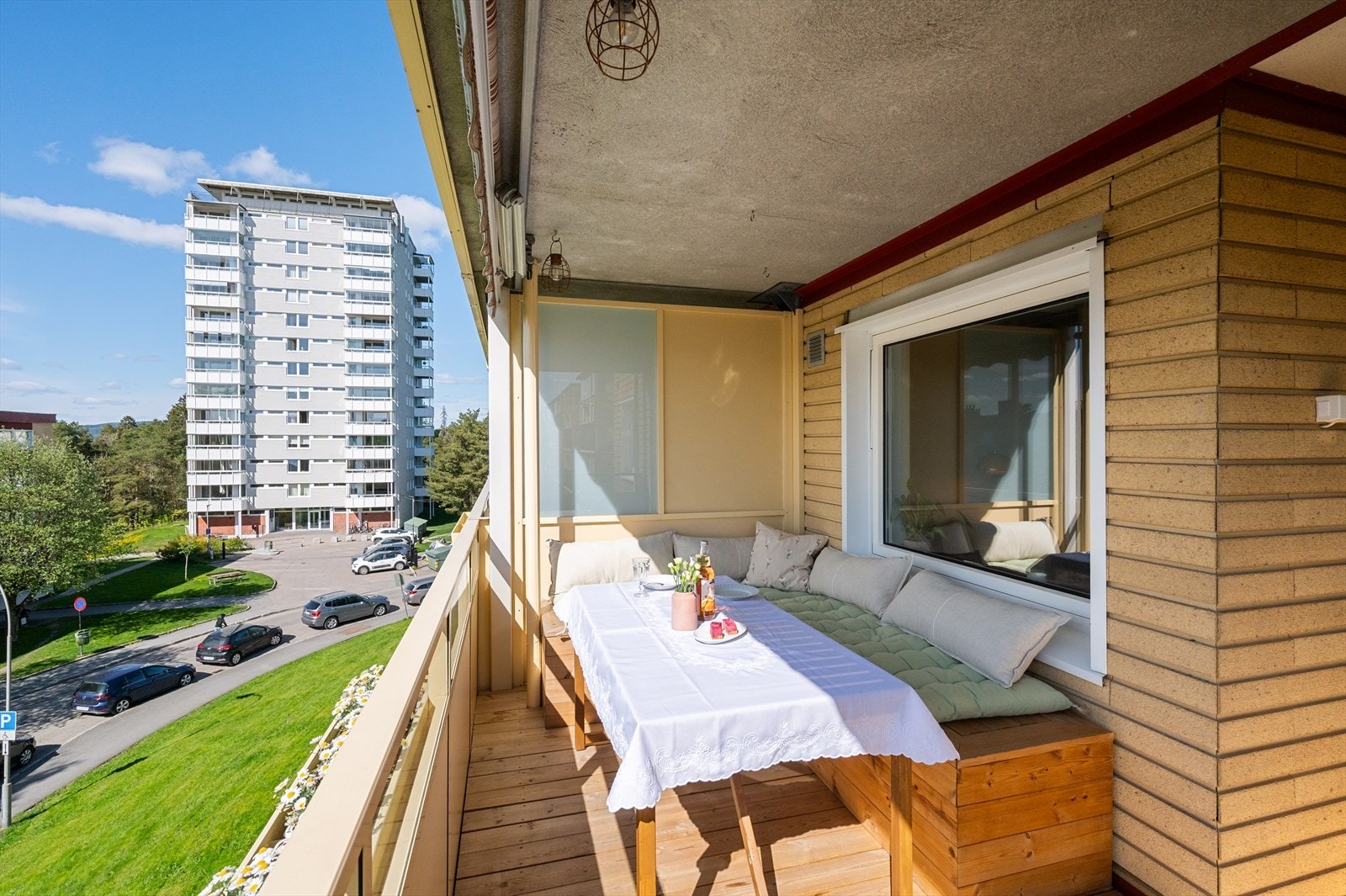 Balkongen oppleves romslig og fungerer som en forlengelse av stuen i sommerhalvåret. Galleribilde