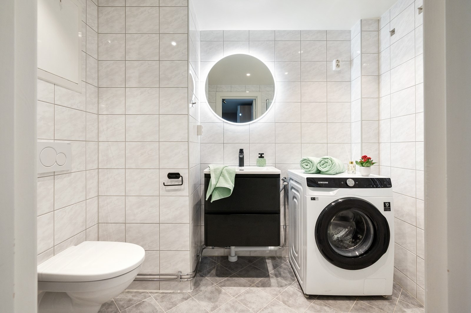 Flislagt baderom med varmekabler i gulv og downlights i himling. Galleribilde