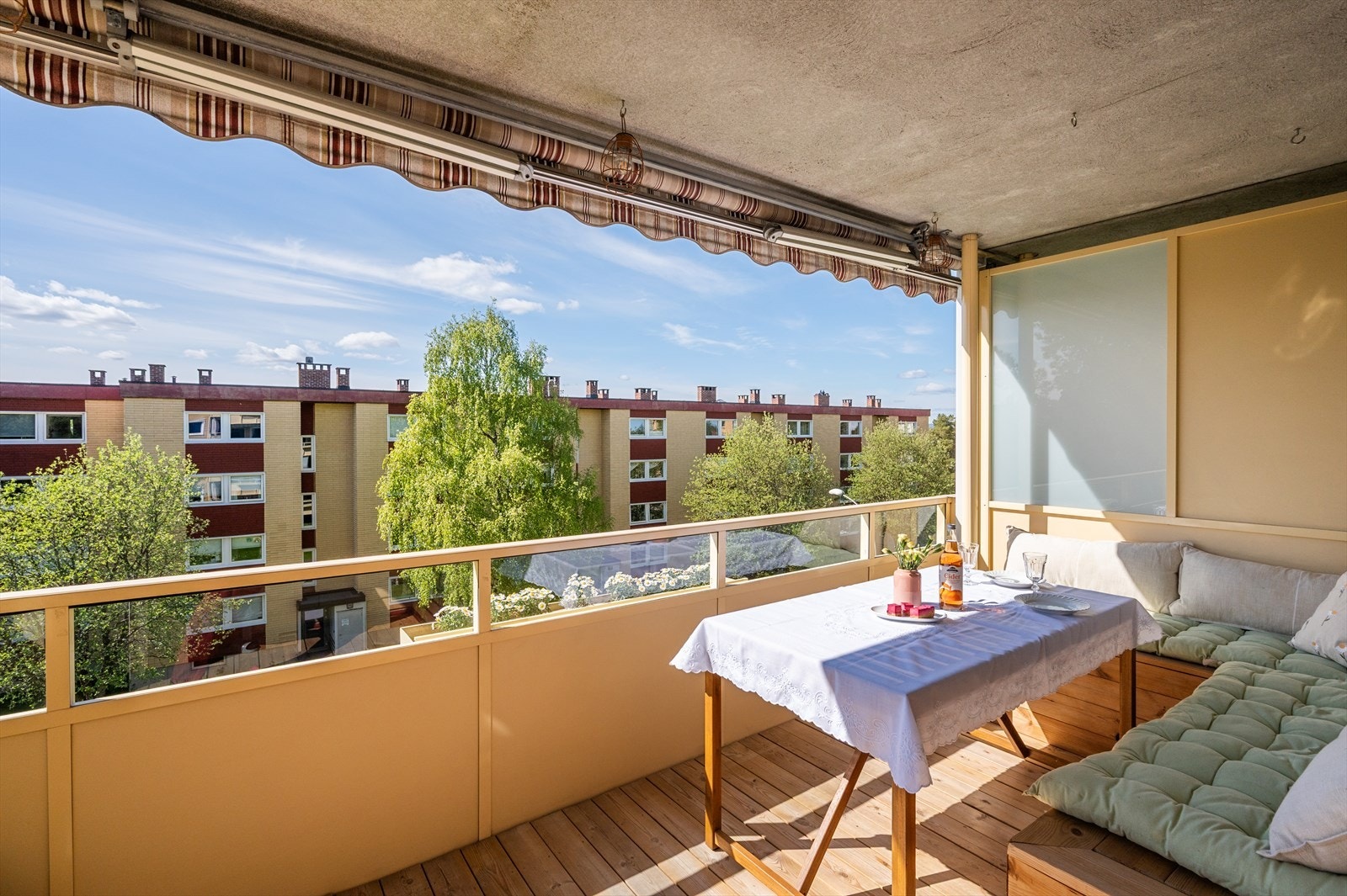 Nyt den avslappende atmosfæren på balkongen i fredelige omgivelser, perfekt for rolige kvelder. Galleribilde