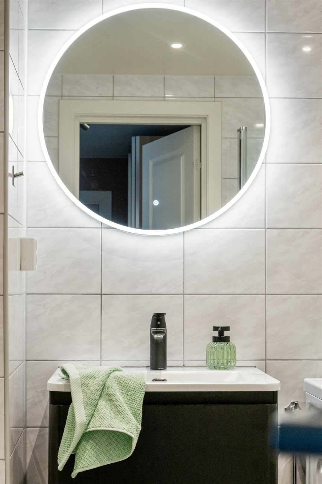 Ytterligere oppgradert i 2022 med nytt servantskap, speil og høyskap Galleribilde