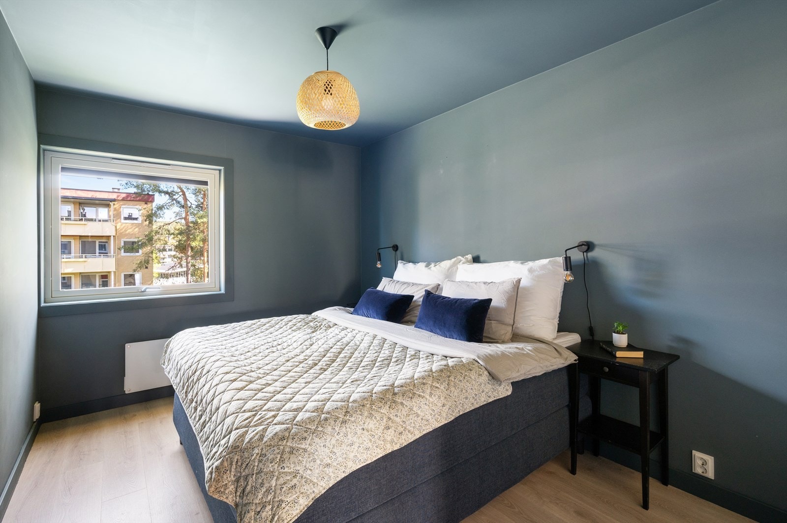 Leiligheten har to romslige soverom, begge beliggende svalt mot øst. Galleribilde