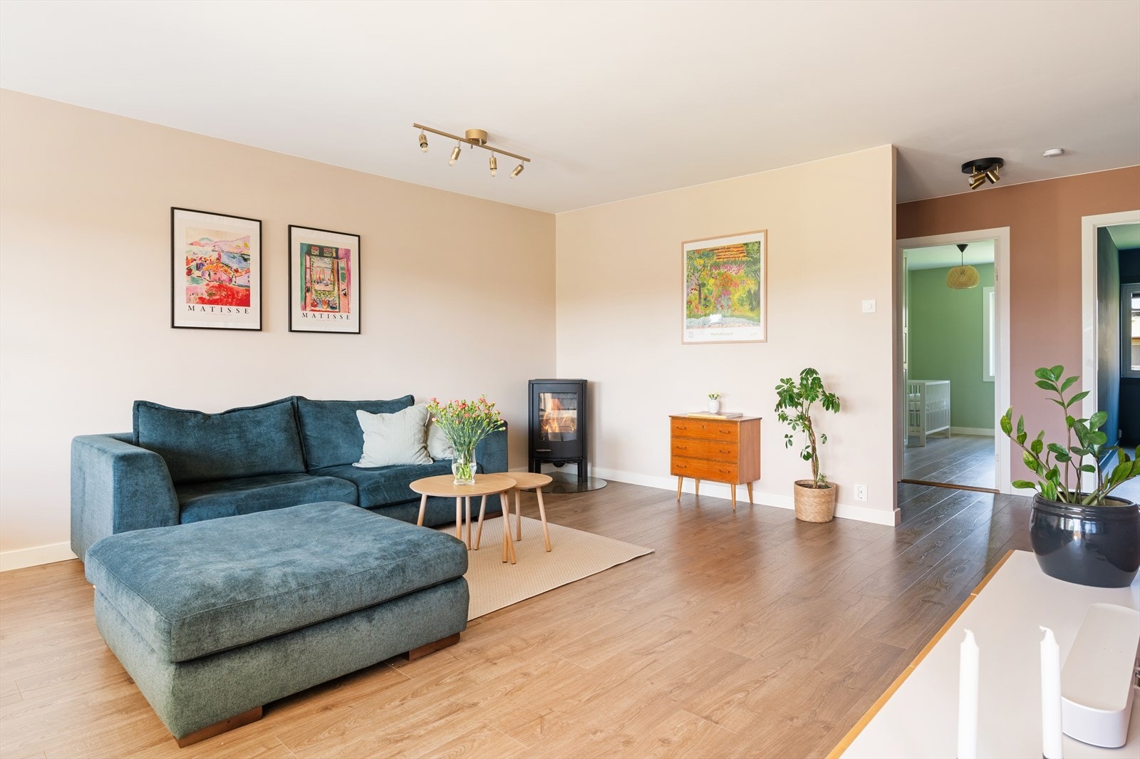 Store vindusflater slipper inn rikelig med dagslys og gir leiligheten en luftig følelse. Vinduer samt balkongdør er satt inn nye i 2016/17. Galleribilde