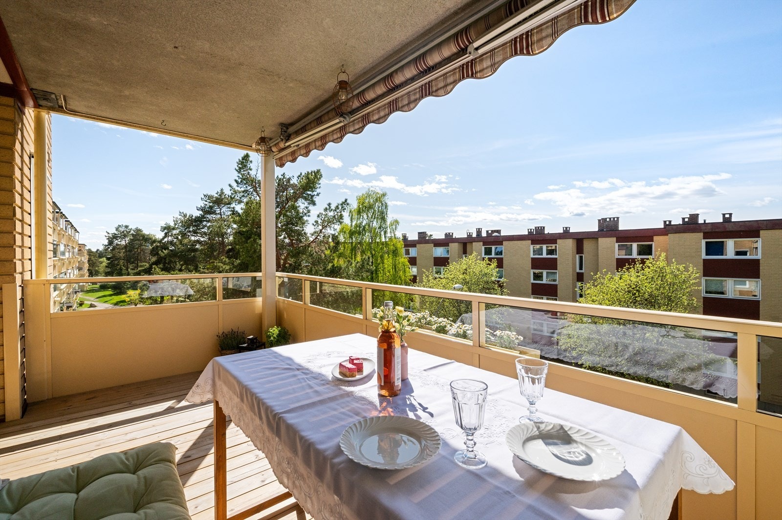 Den lune og solrike balkongen er prikken over i´en for denne leiligheten, her kan du vente deg gode solforhold fra ca kl 13 midtsommers. Galleribilde