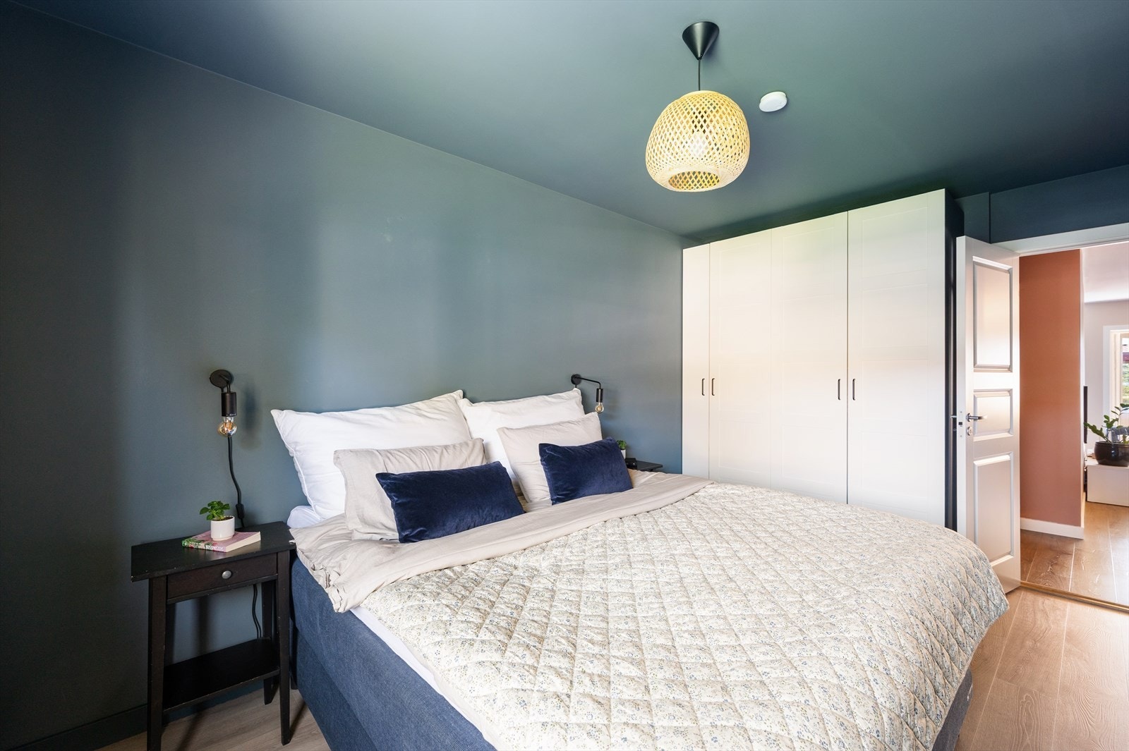 Hovedsoverommet har en romslig størrelse med plass til stor seng og nattbord på hver side. Galleribilde