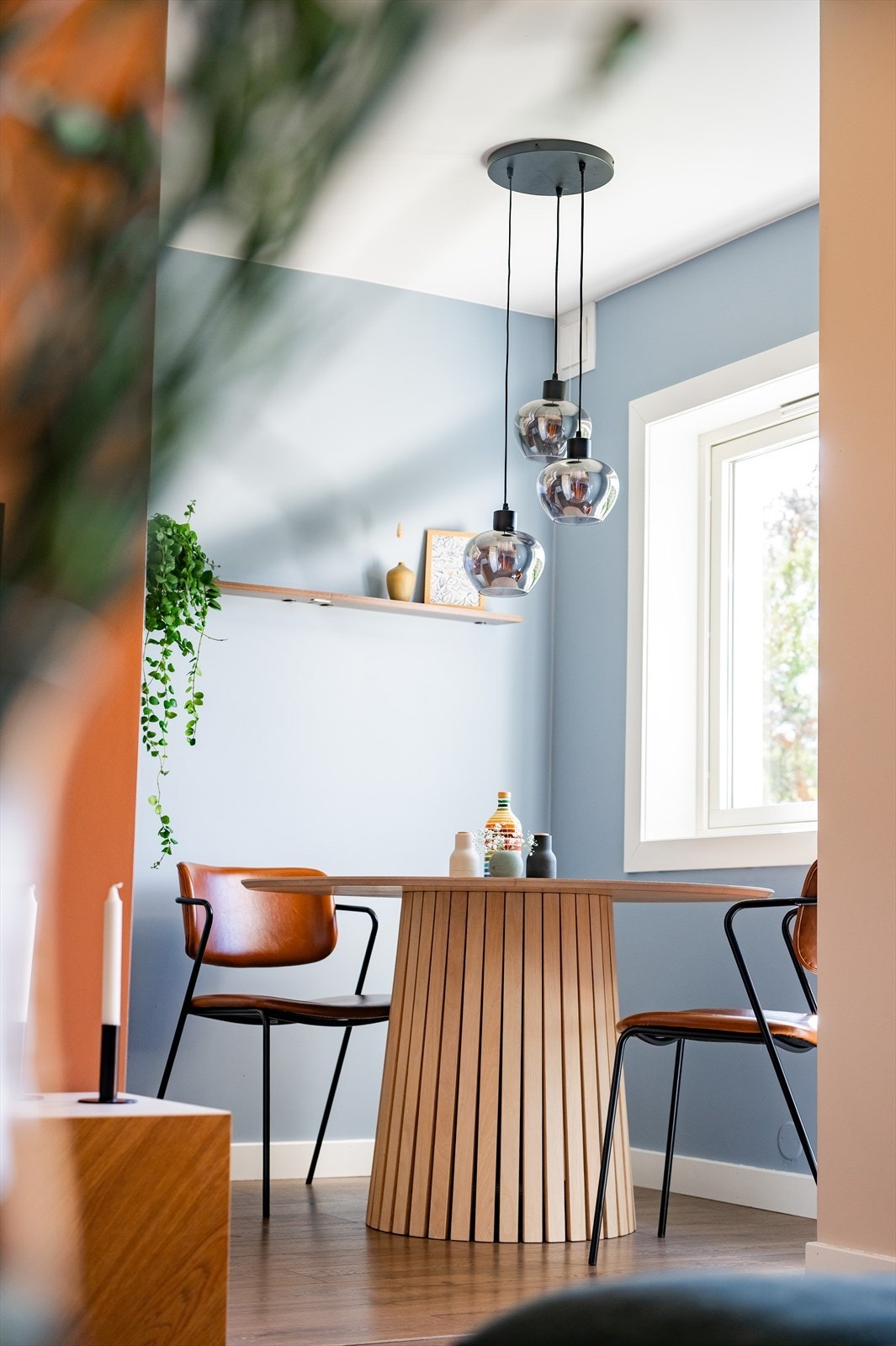 Hyggelig spiseplass ved vindu. Galleribilde