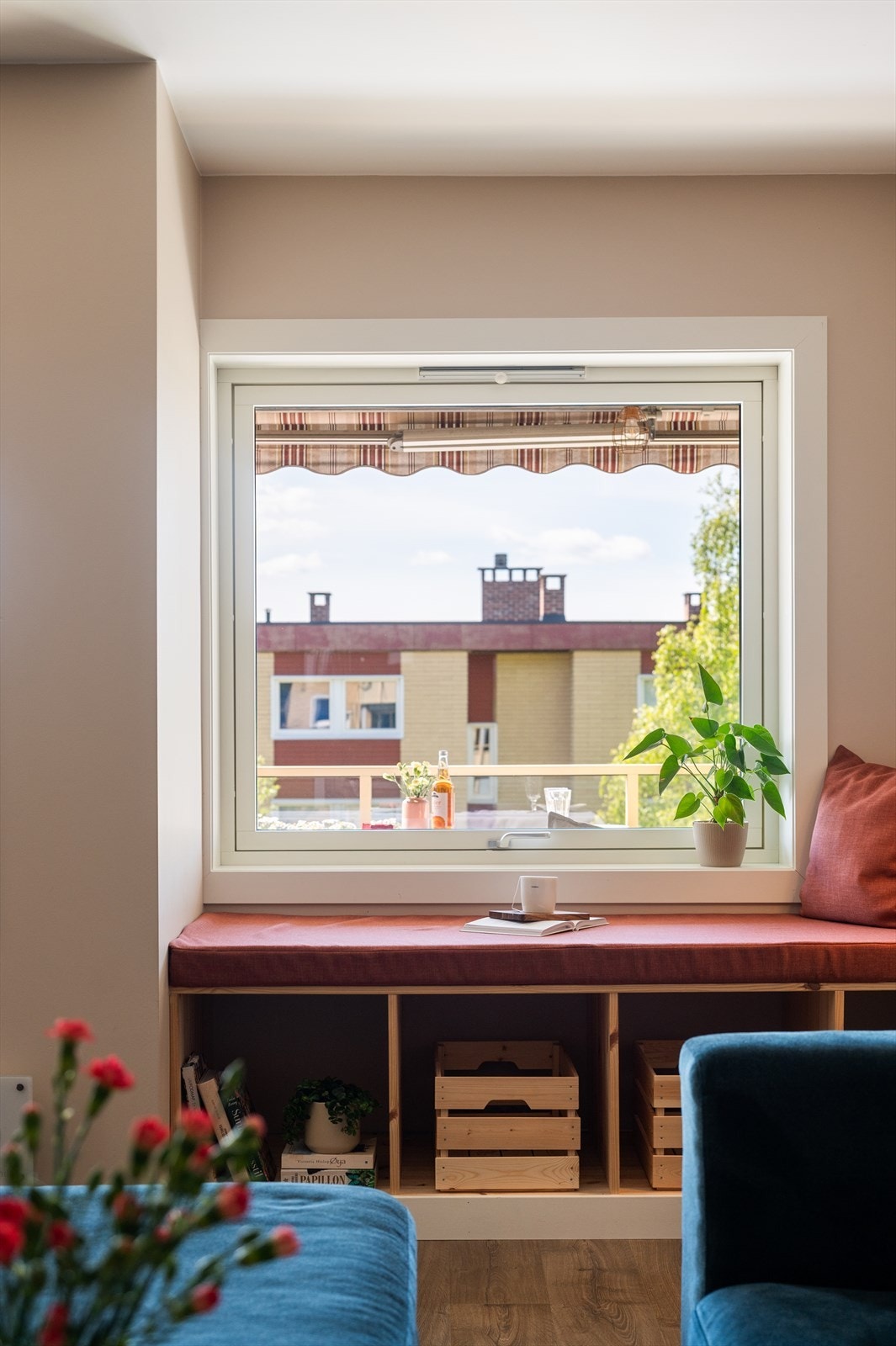 Ved vinduet i stuen finner du en plassbygd benk, som er det perfekte stedet for å sette seg ned med en god bok og en kopp te. Galleribilde