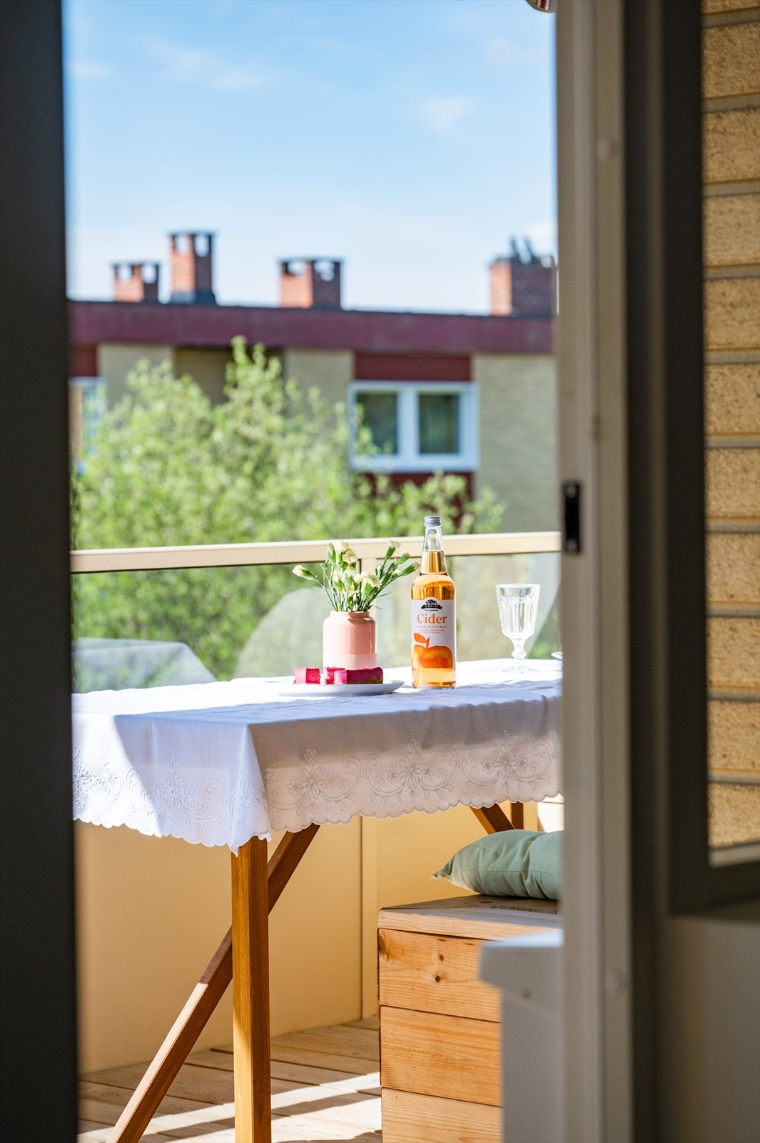 En tiltalende og oppusset 3-roms med fin standard, solrik balkong og god beliggenhet i et veletablert og attraktivt boligområde på Oppsal! Galleribilde