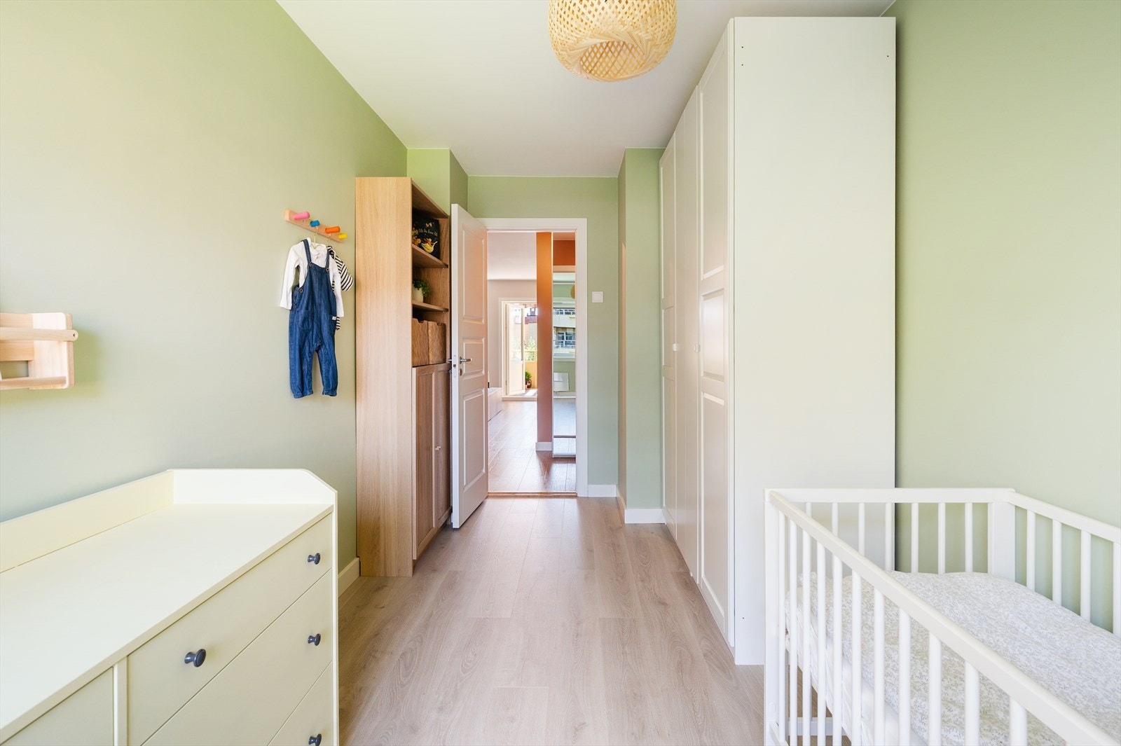 Dette rommet er ogs utstyrt med et garderobeskap som gir god plass til klesoppbevaring. Galleribilde