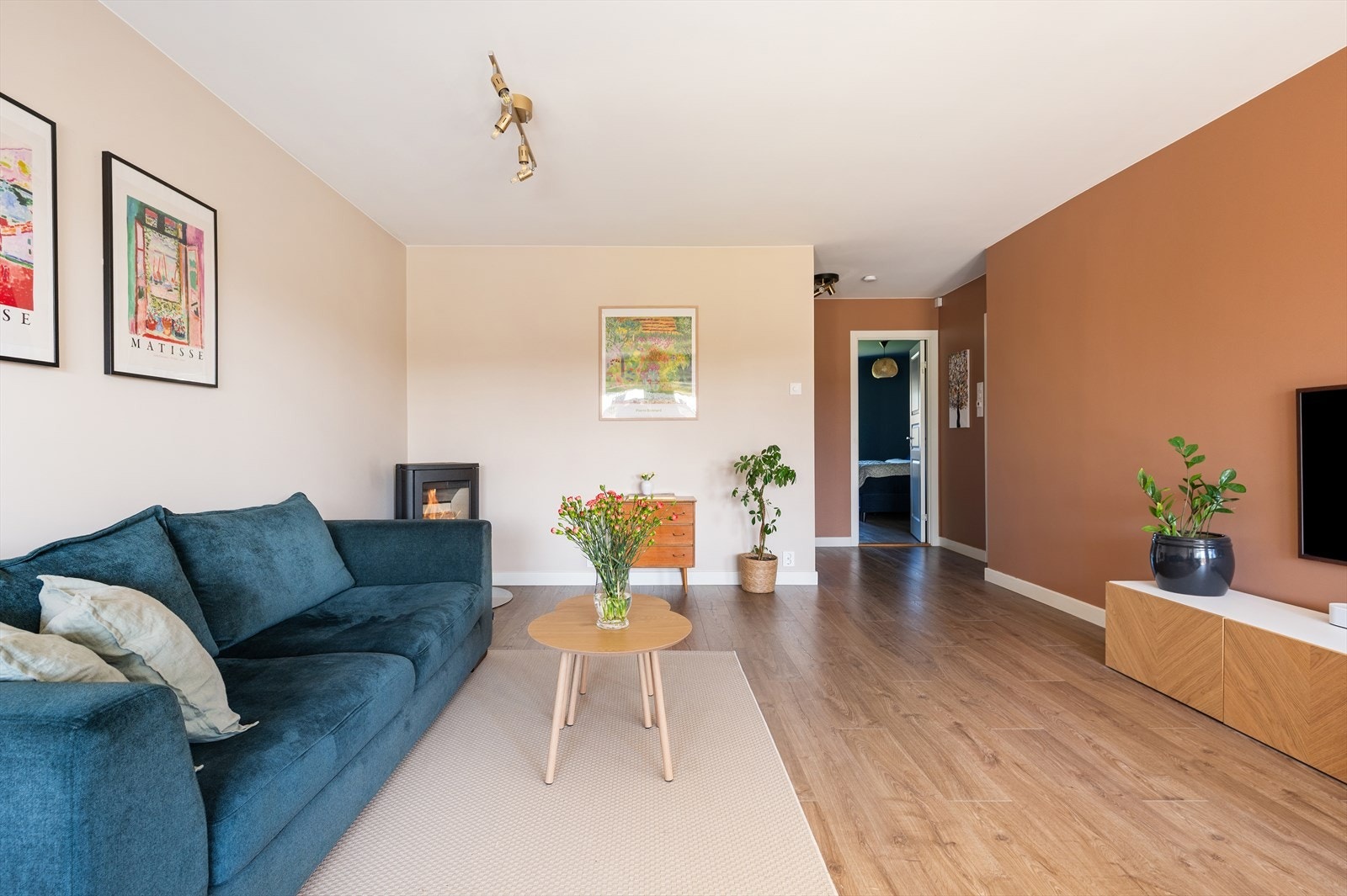 Leiligheten ble pusset opp i 2022 med nytt laminatgulv og sparklet/malte overflater. Galleribilde