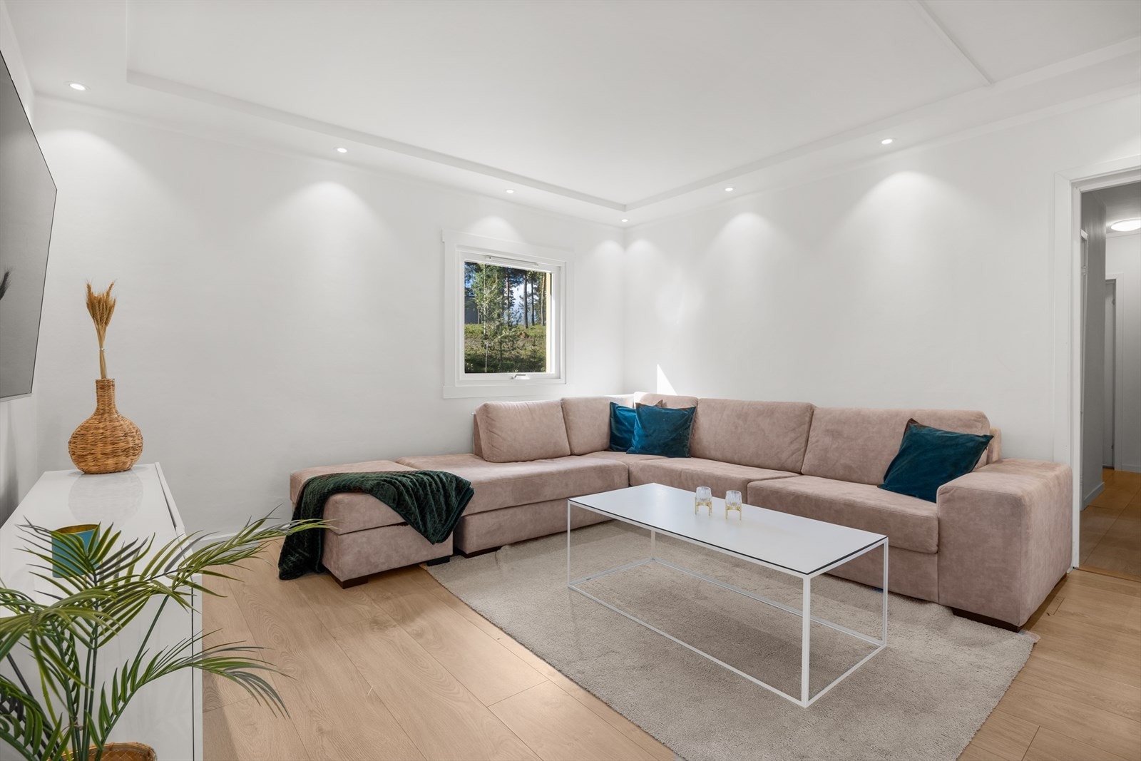 Spotter i taket gir stuen et elegant og moderne preg. Galleribilde