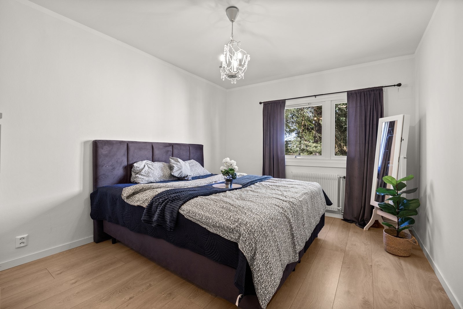 Hovedsoverommet er av svært god størrelse til å innrede slik du ønsker. Her er det god plass til stor dobbeltseng, nattbord og annet møblement. Galleribilde