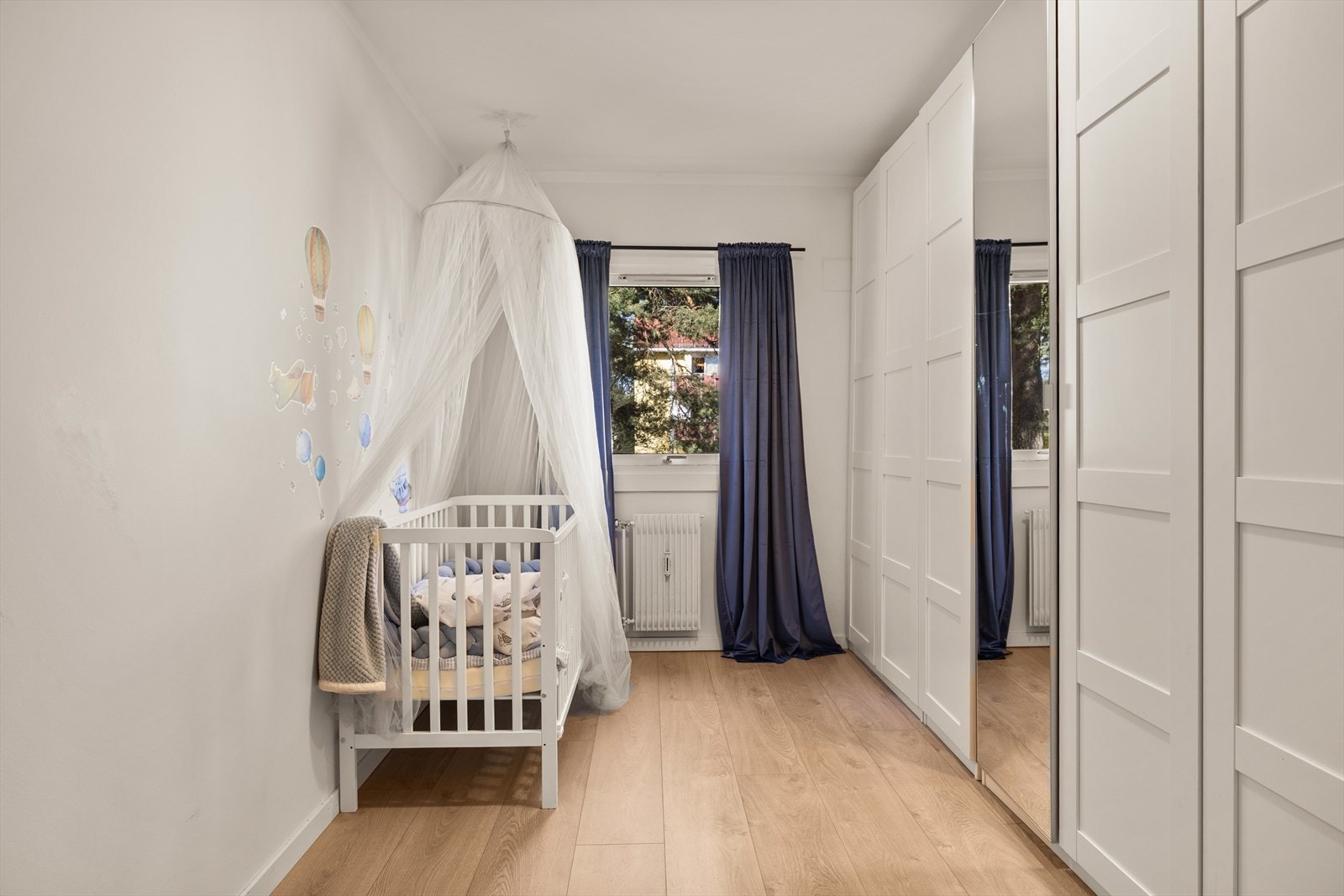 Soverom 2 er også av allsidig størrelse med flere bruksmuligheter. Rommet kan brukes som soverom, barnerom, kontor, etc. Galleribilde