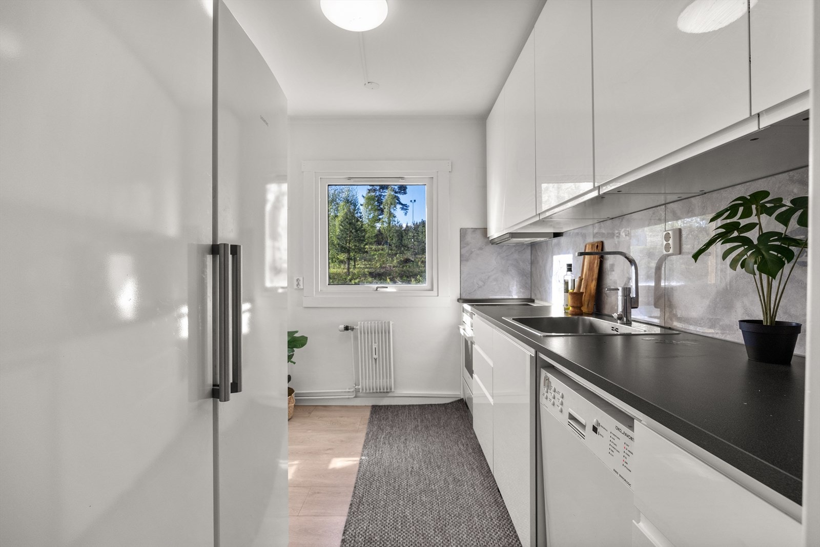 Nydelig moderne kjøkken i et stilrent design. Galleribilde