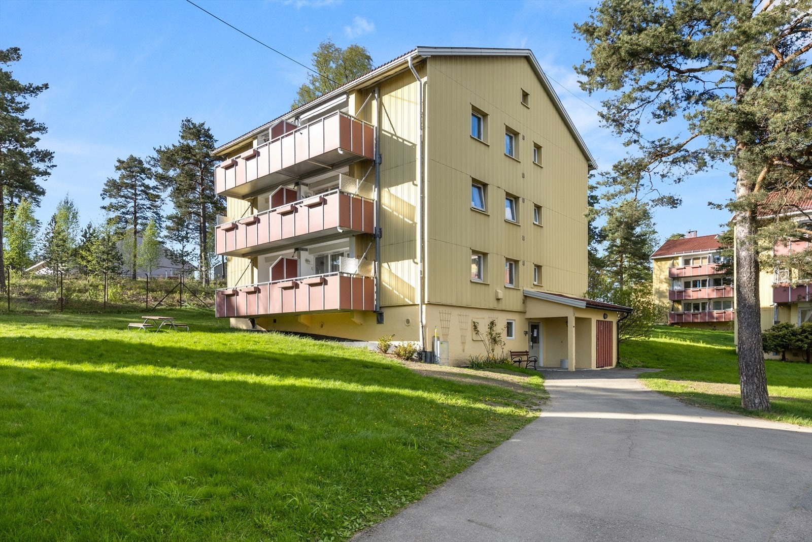 Leiligheten befinner seg i et svært ettertraktet område i bydel Bjerke i Oslo. Galleribilde