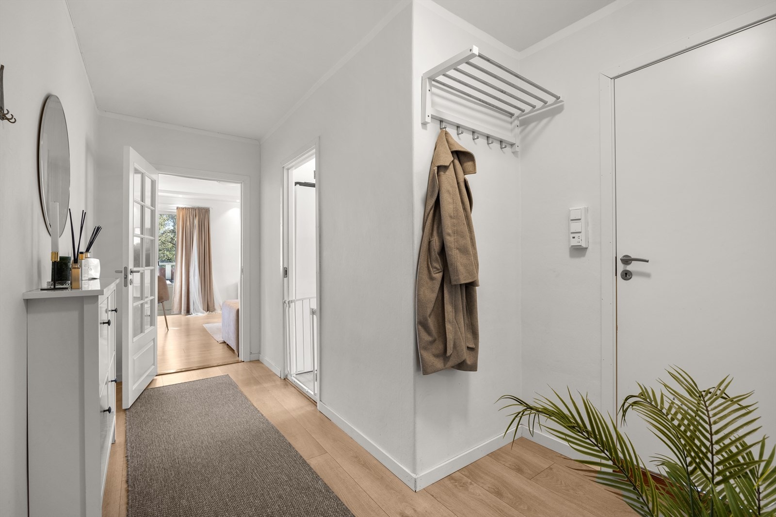 Innbydende entré gir leiligheten et svært godt førsteinntrykk! Galleribilde