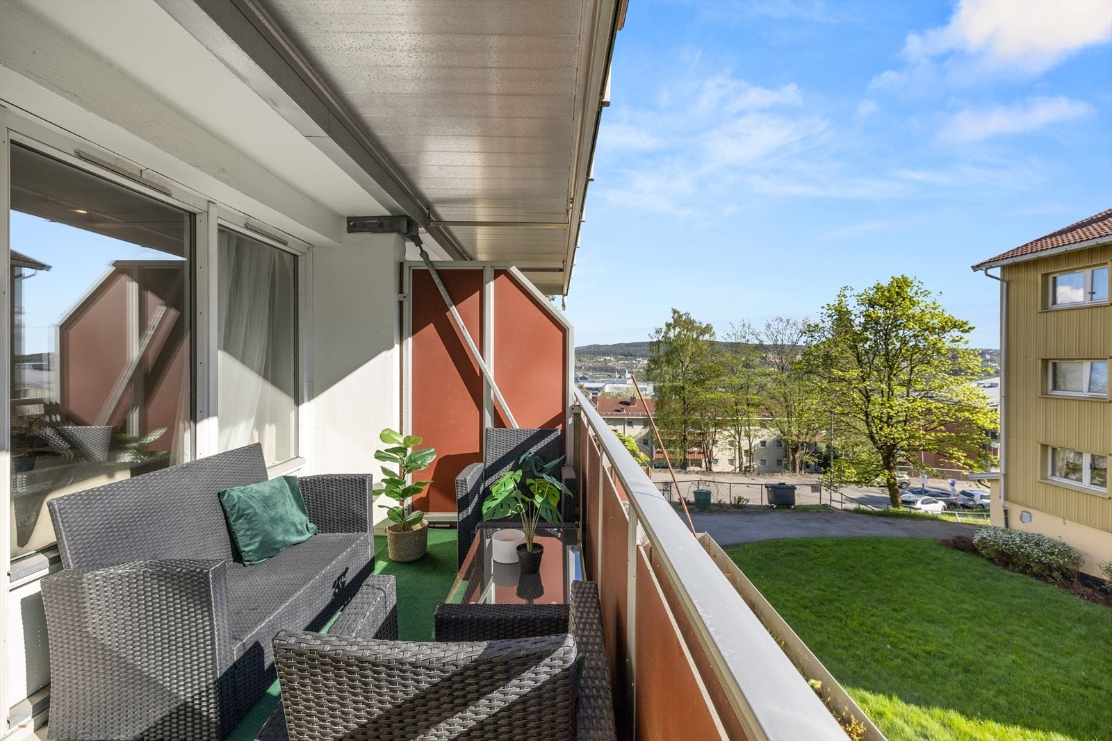 Fra stuen er det utgang til balkong med overbygg. Galleribilde