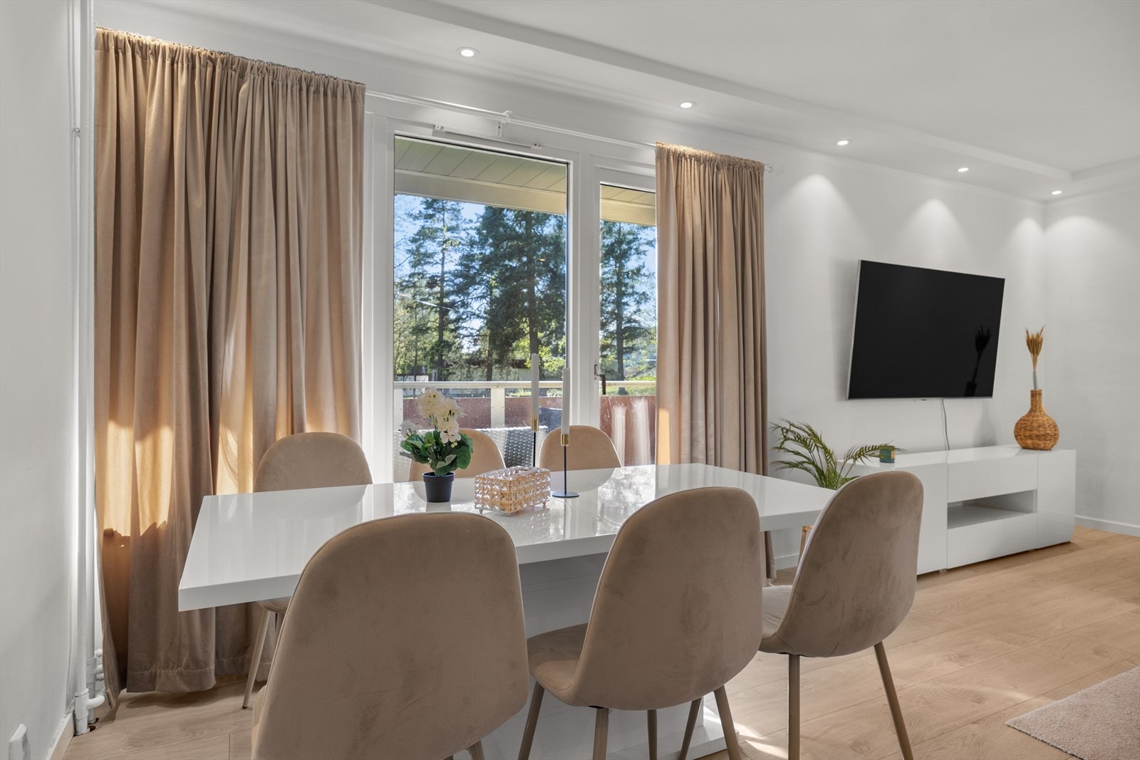 Spisestuen rommer i dag plass til opp til åtte personer. Galleribilde