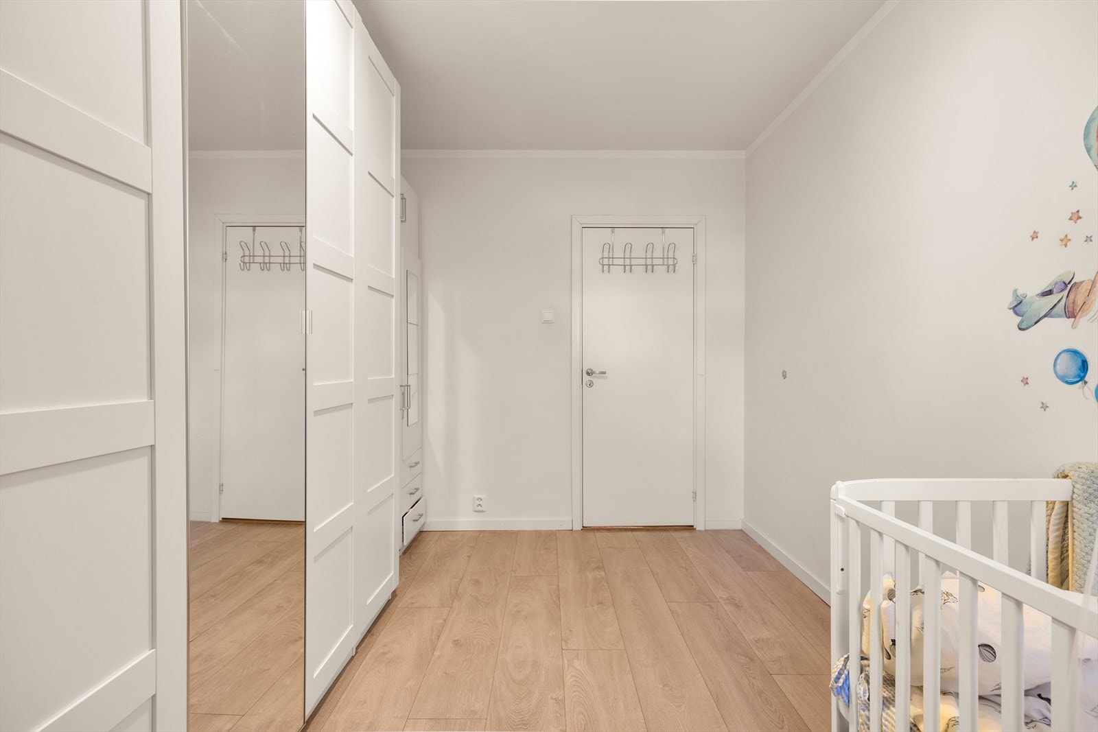 Her har du også rikelig med skapplass som gir deg gode oppbevaringsmuligheter. Galleribilde