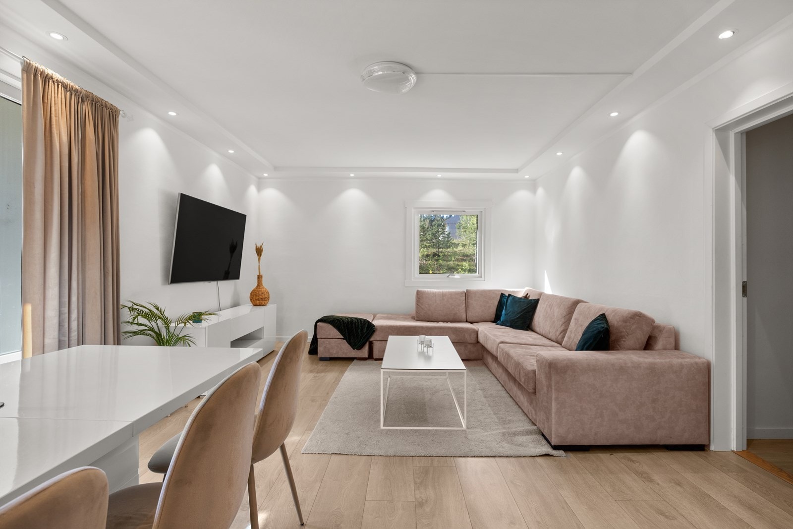 Nydelig gulv i en lys fragetone bidrar til den behagelige atmosfæren. Galleribilde