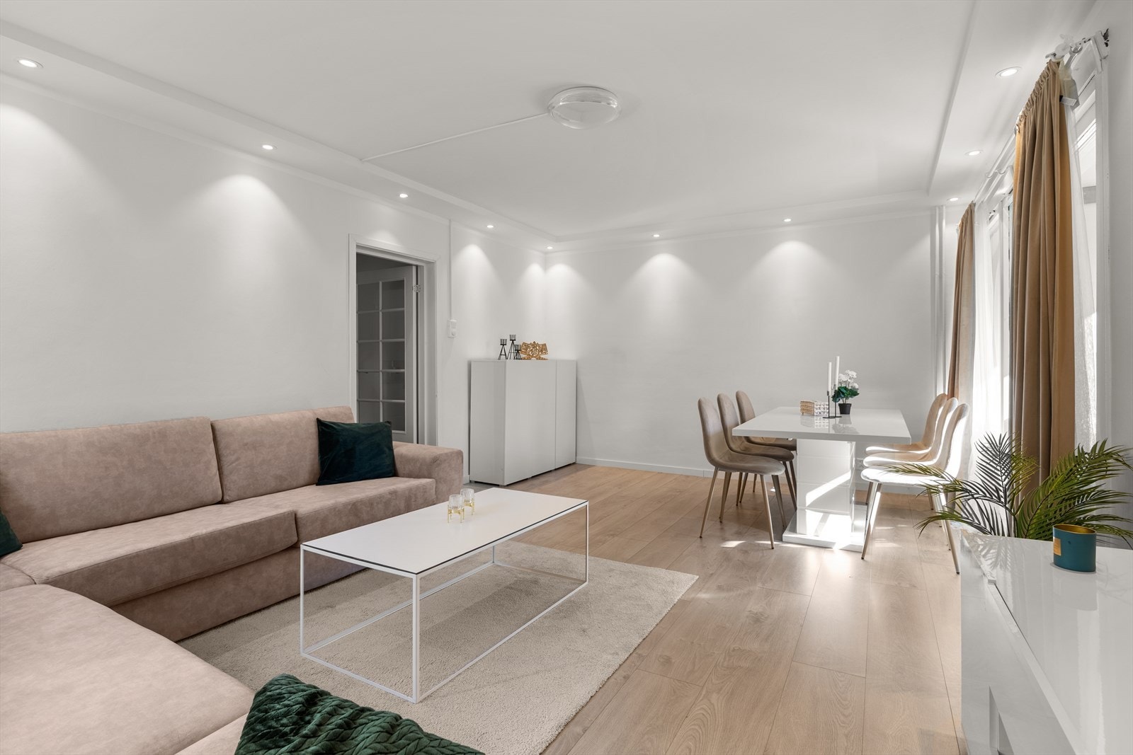 Stuen flettes inn med spisestuen. Galleribilde