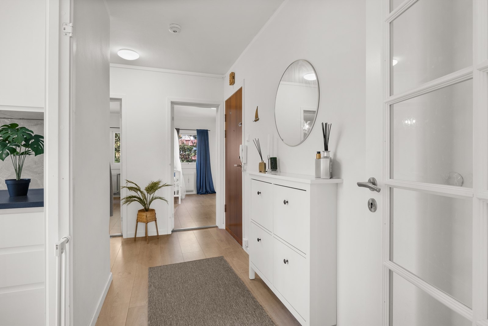 Her har du god plass til å henge fra deg yttertøy og sko. Galleribilde