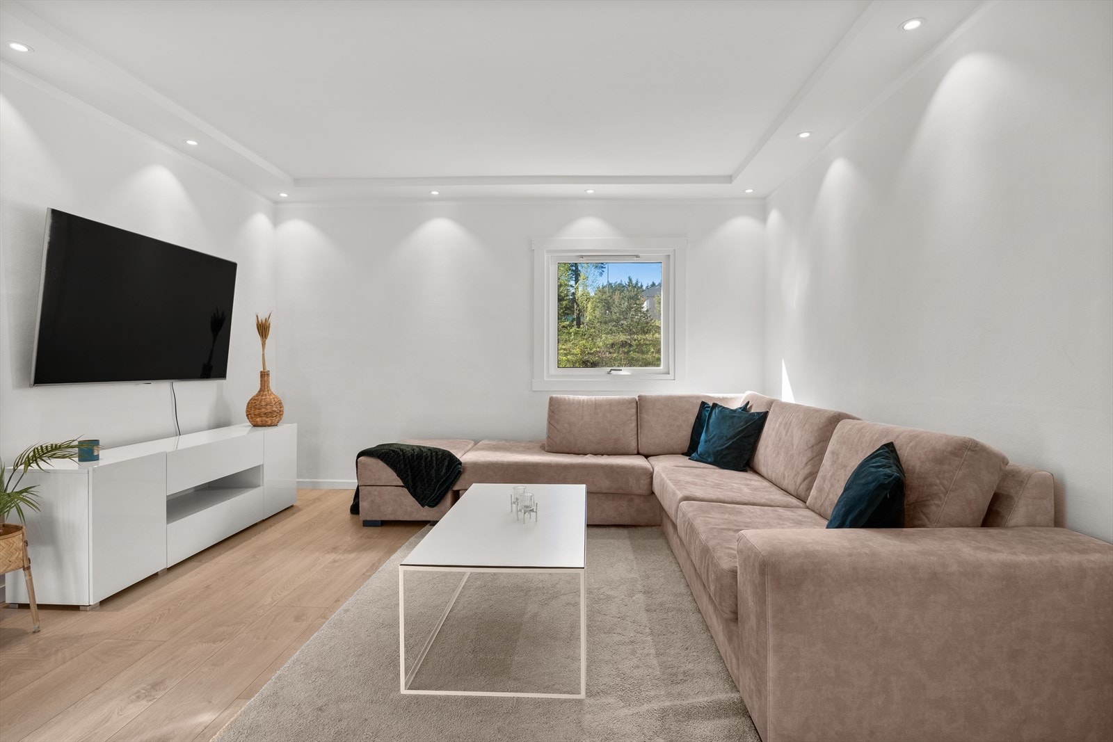 Her har du flere innredningsmuligheter med god plass til stor sofagruppe, stuebord og TV-møblement. Galleribilde