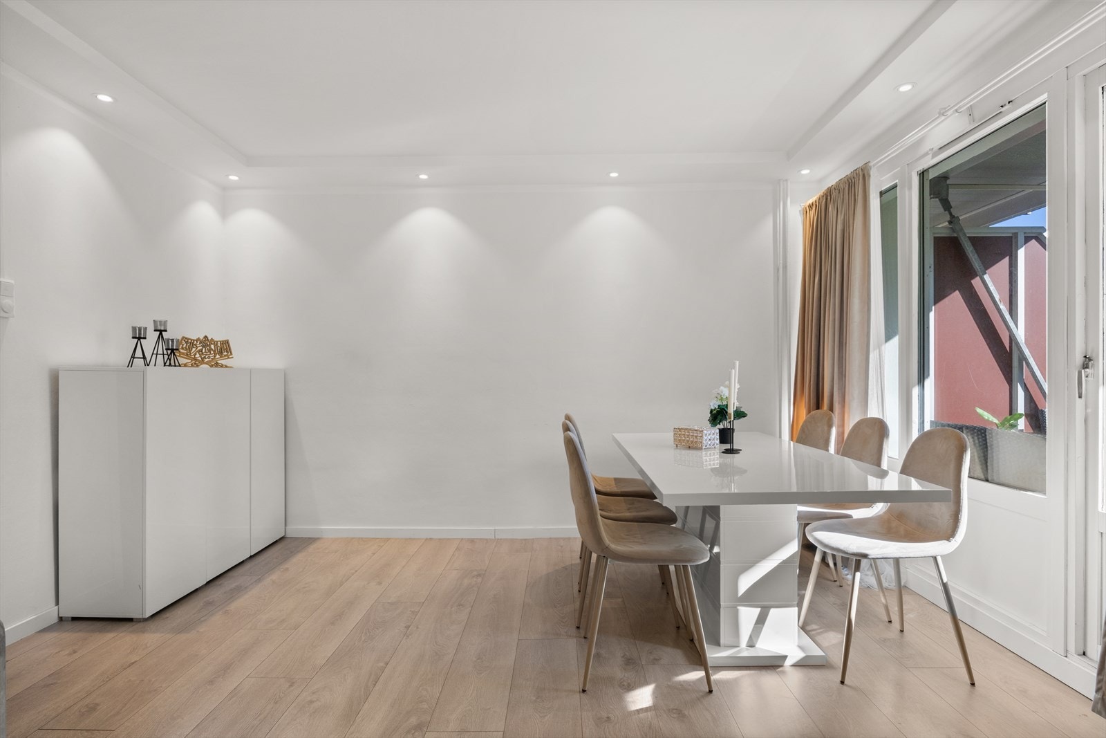 Her er det god plass til stor spisegruppe - perfekt for å nyte sosiale sammenkomster! Galleribilde