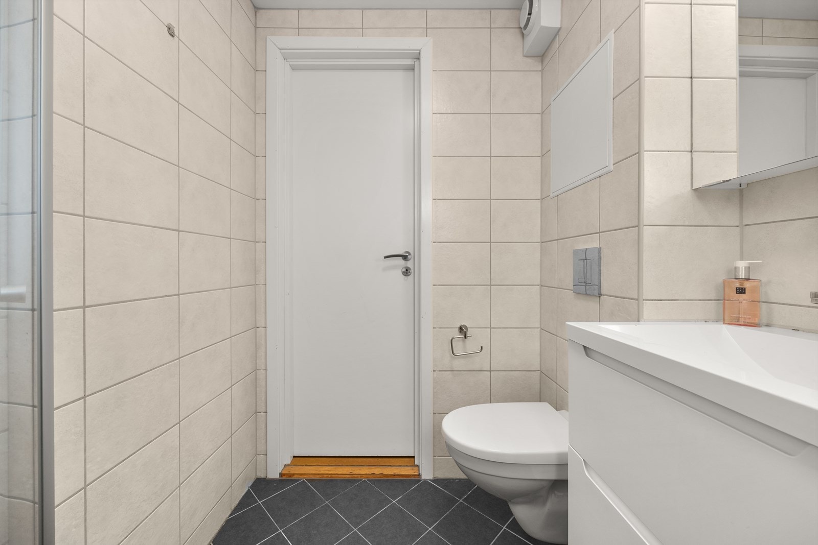 Inn/utadslående dører til dusjhjørnet bidrar til å spare plass. Galleribilde