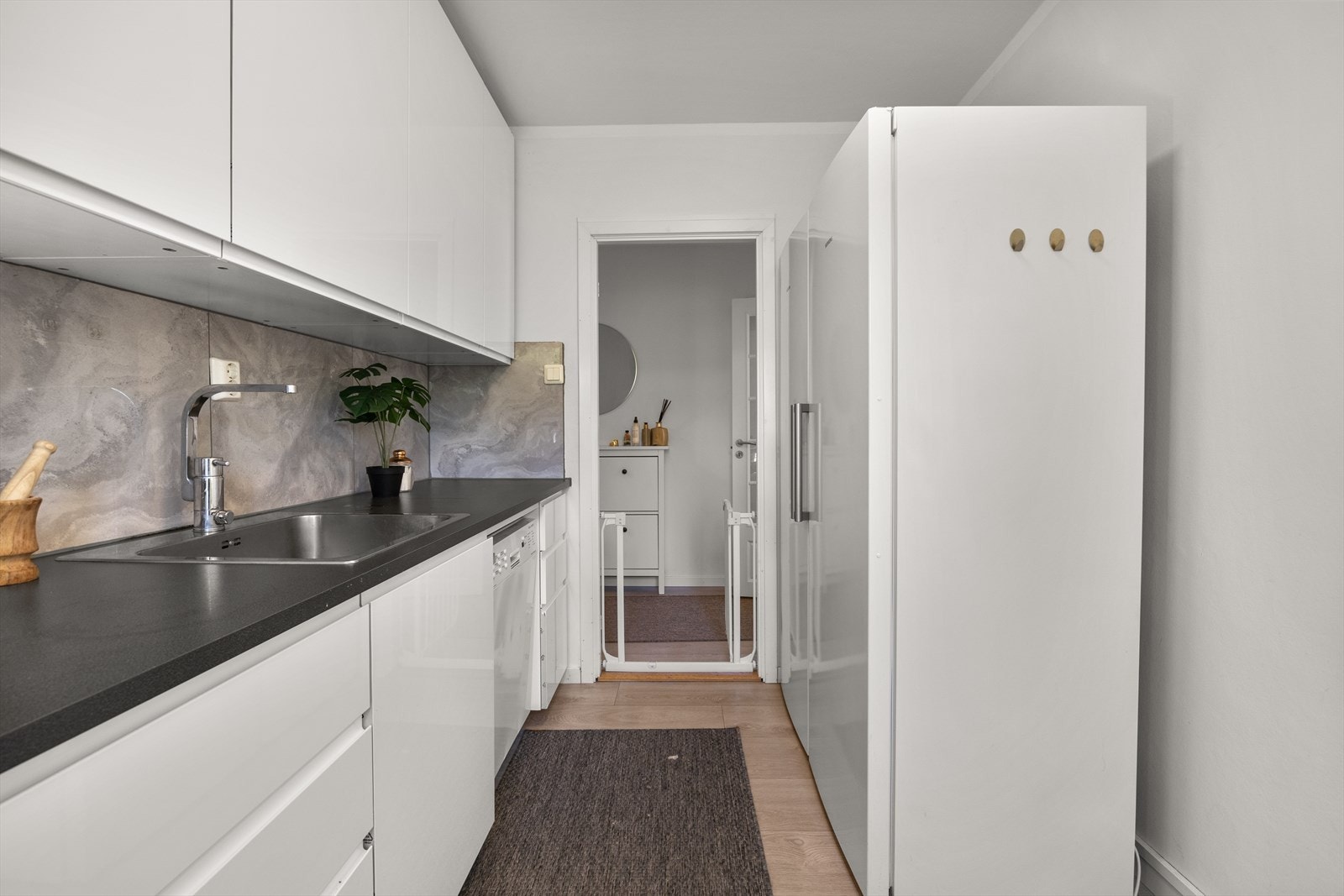 Her finner du rikelig med skap-/ benkeplass, noe som gjør kjøkkenet svært funksjonelt. Galleribilde