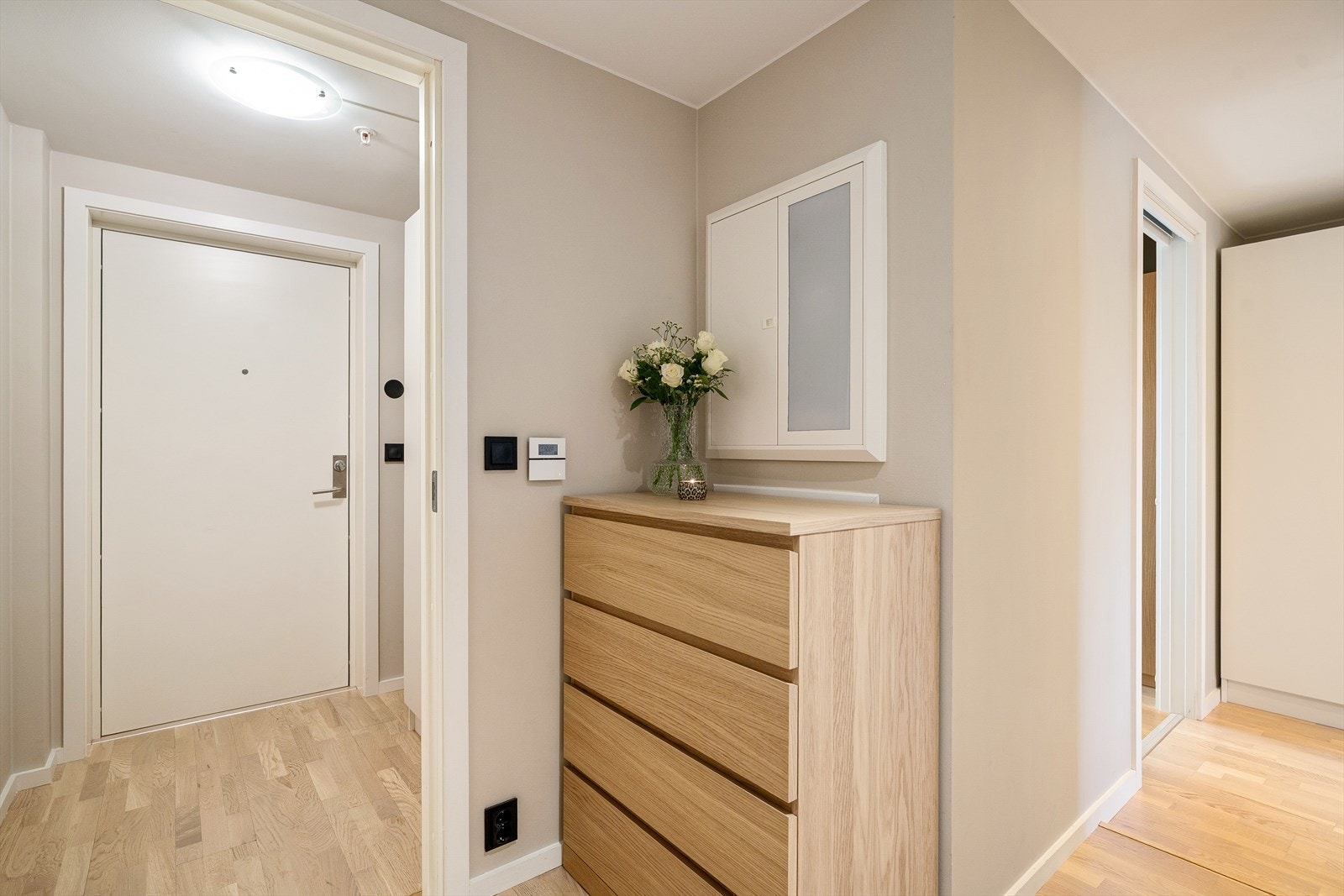 I entréen har du også mulighet for oppbevaring av sko og oppheng av yttertøy. Galleribilde