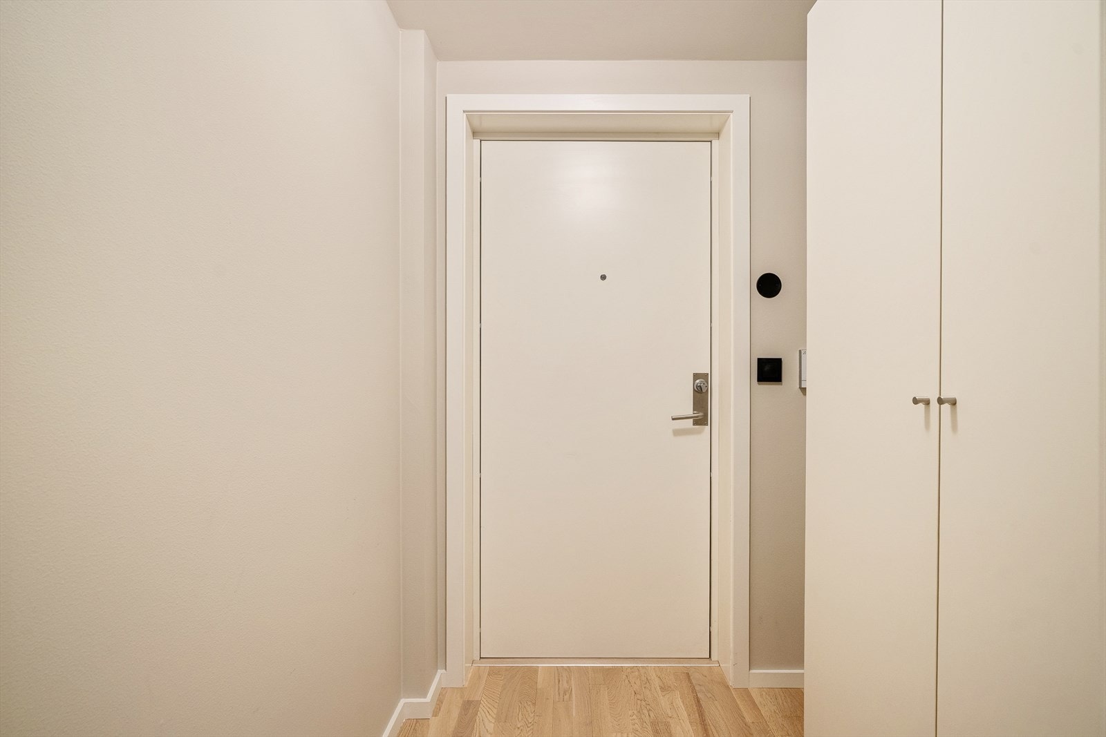 Velkommen inn! I leiligheten blir du møtt av en innbydende entré med parkettgulv og ellers malte flater med belysning i himling. Galleribilde