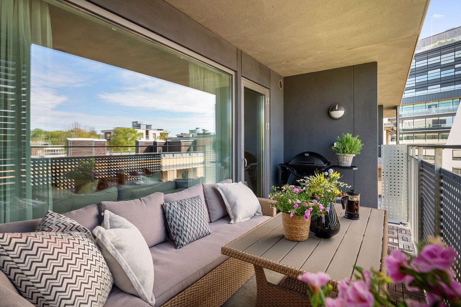 Solrik, vestvendt balkong på ca. 10 kvm vendt mot rolige omgivelser. Galleribilde