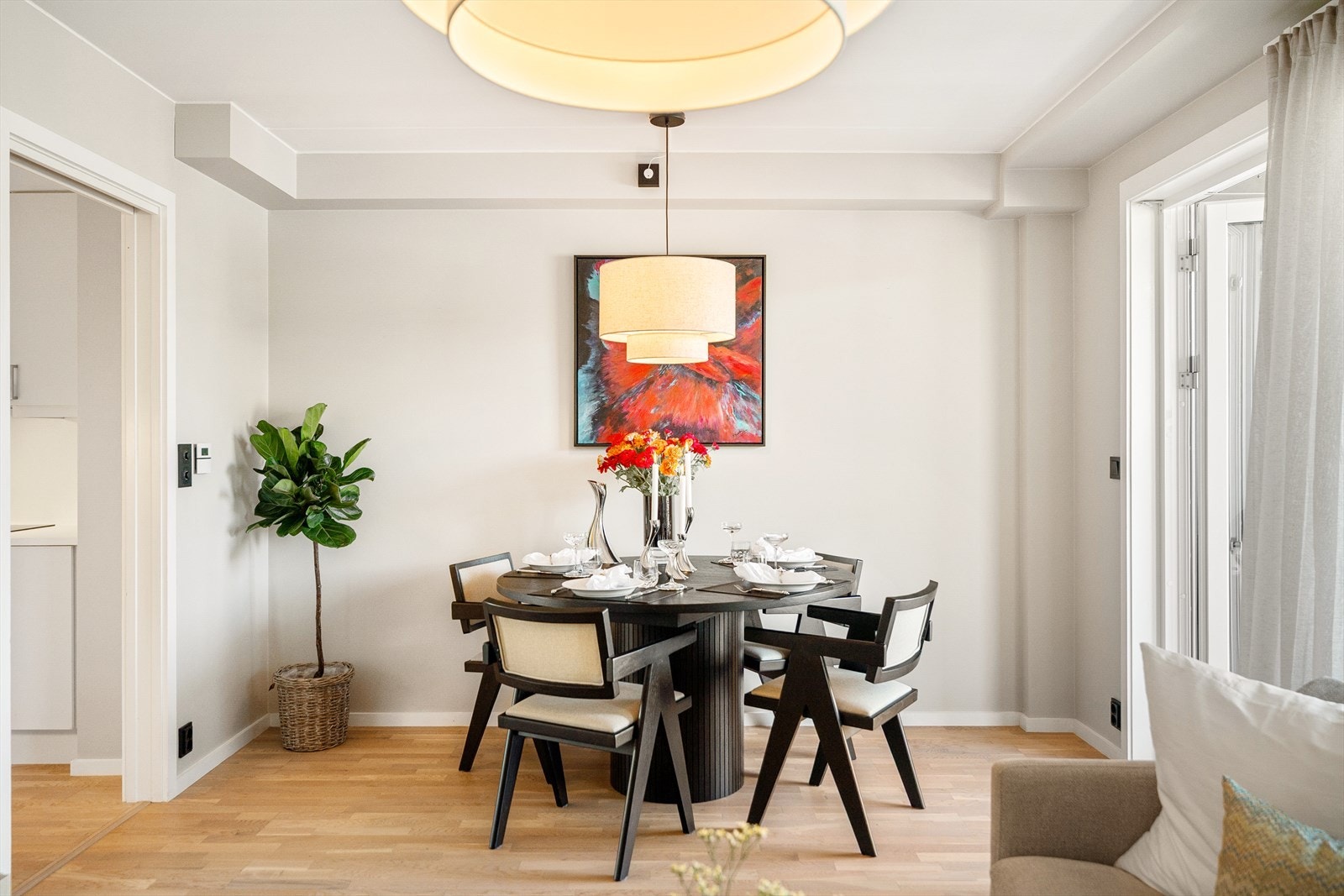 Stuen har en flott sone som egner seg godt for plassering av spisegruppe - Her har du nærhet til kjøkkenet. Galleribilde