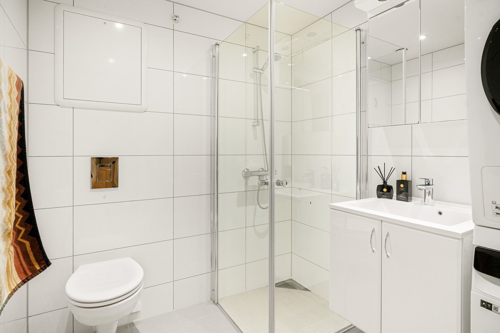 Stilrent bad fra 2016 med et klassisk og moderne uttrykk. Flislagte overflater og varmekabler i gulv. Malt himling med downlights. Galleribilde