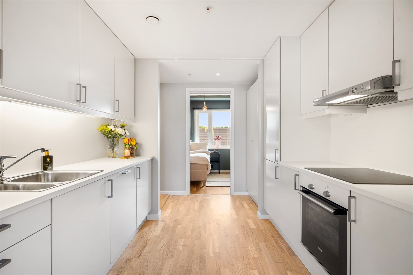 Kjøkkenet er beliggende separat, men likevel med en praktisk nærhet til stuen. Galleribilde