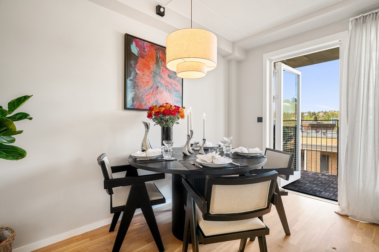 Fra stuen er det direkte adkomst til en herlig, solrik balkong. Galleribilde