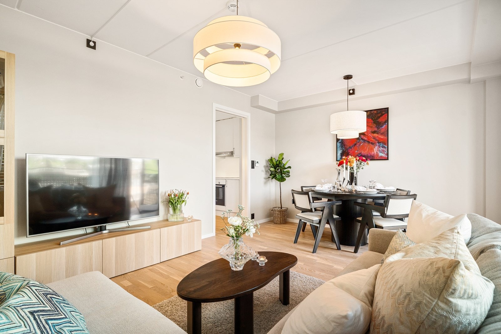 Leiligheten har en meget arealeffektiv planløsning med flere soner og store rom. Galleribilde