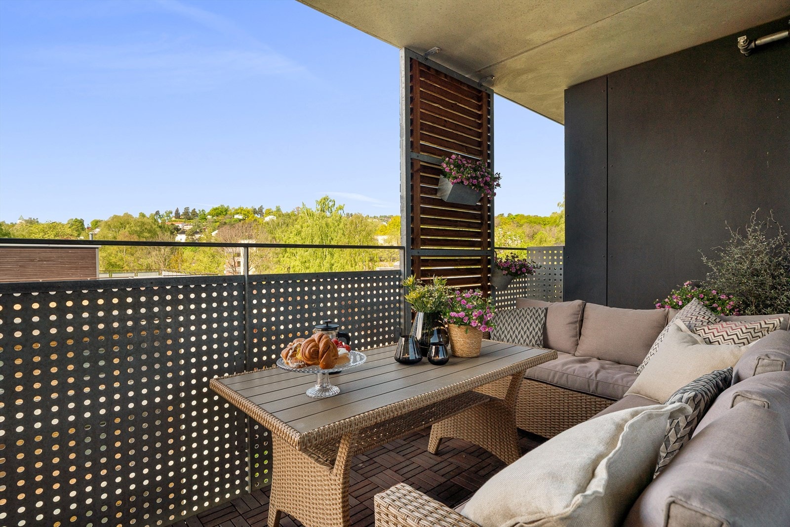 Boligen er plassert høyt og fritt med et frodig utsyn over nabolaget og store grøntarealer. Galleribilde