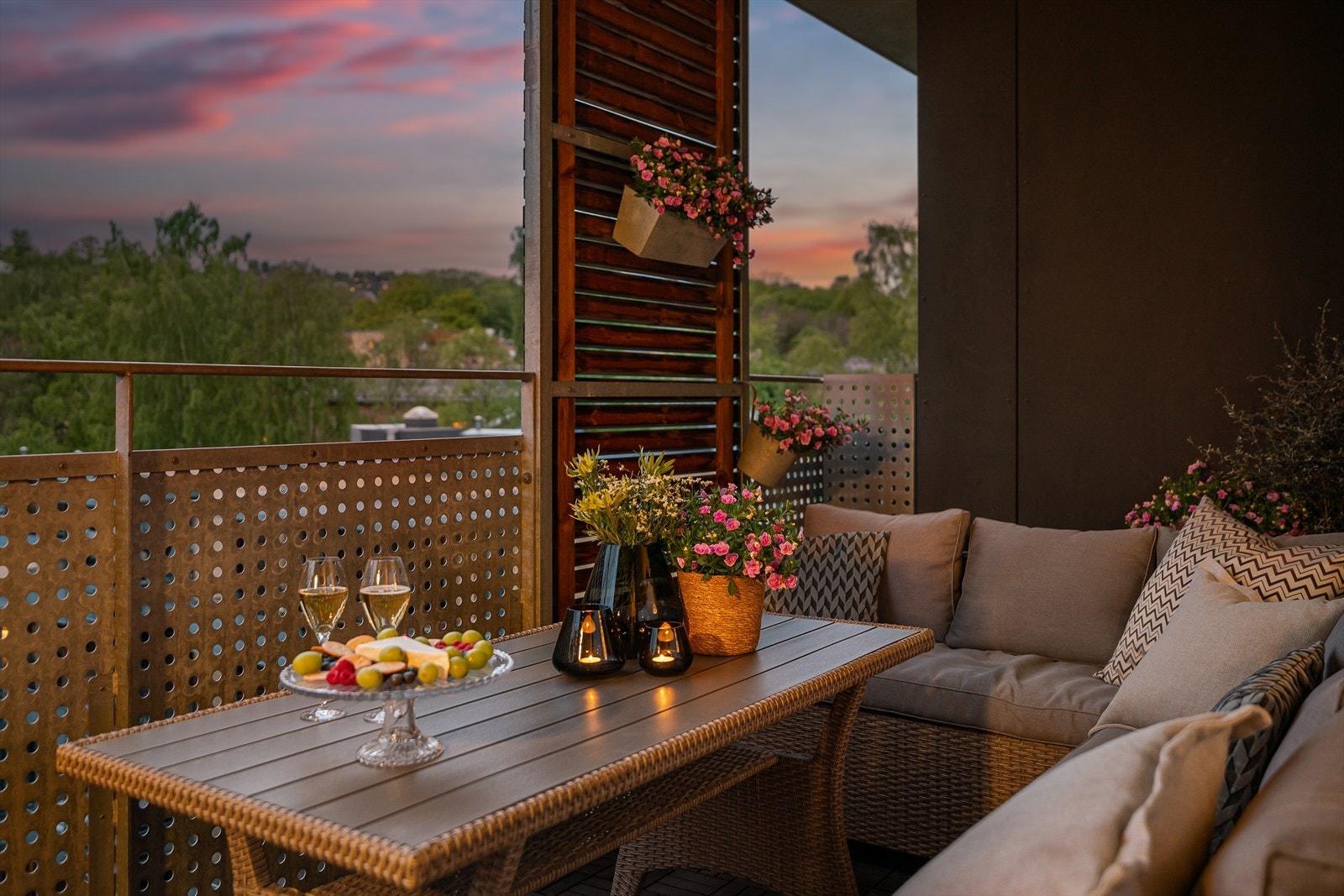 Balkongen er overbygd, så her kan du også nyte de sene sommer og høstkveldene. Galleribilde