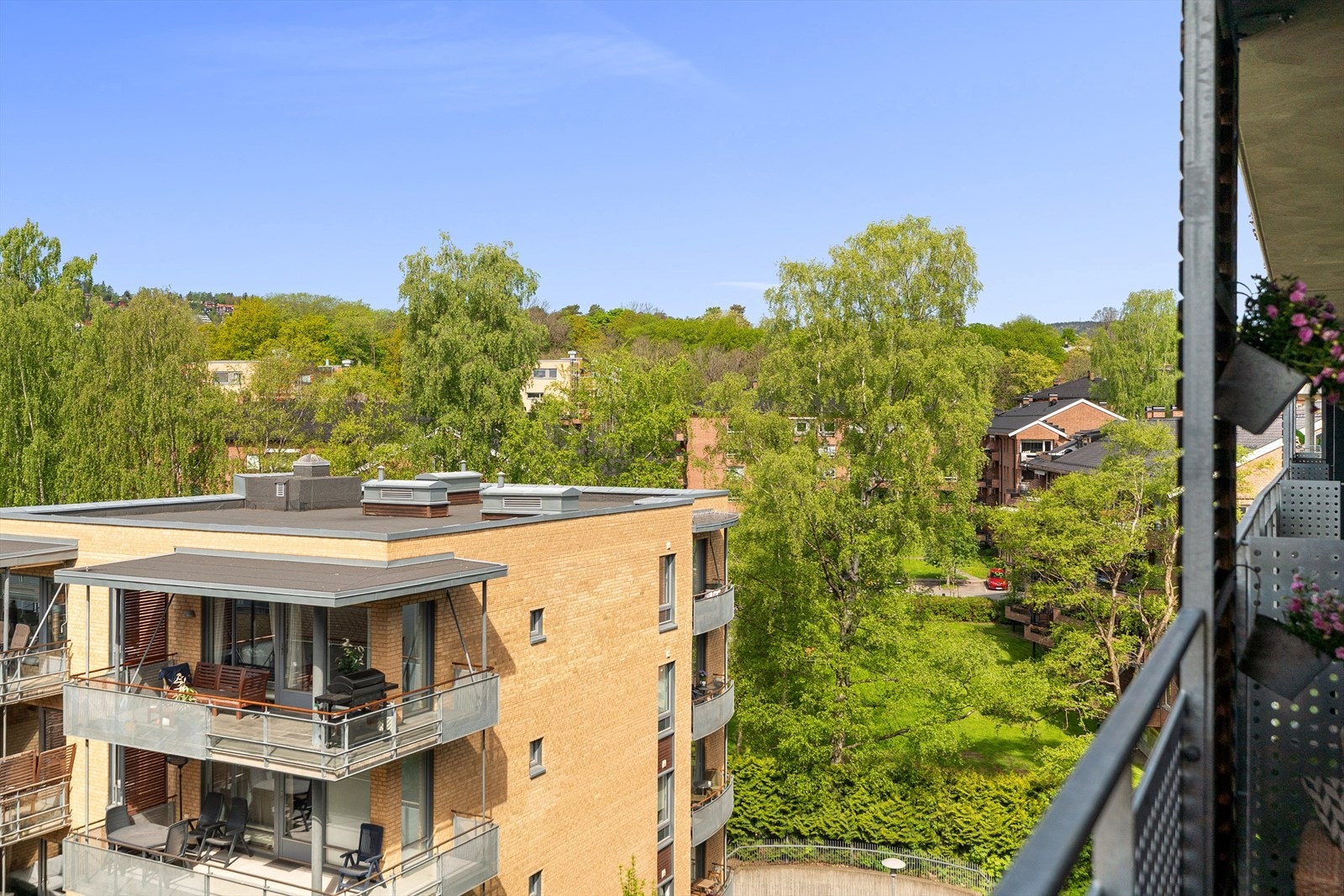 Nærområdet er grønt og trivelig, med flere grøntområder i kort gangavstand. Galleribilde