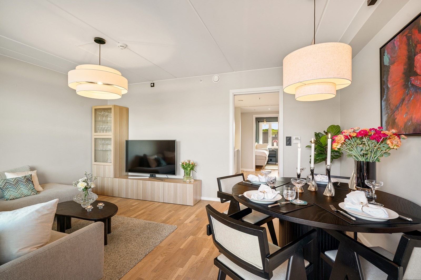 Vannbåren gulvvarme i alle gulv samt balansert ventilasjon for god luftkvalitet. Galleribilde