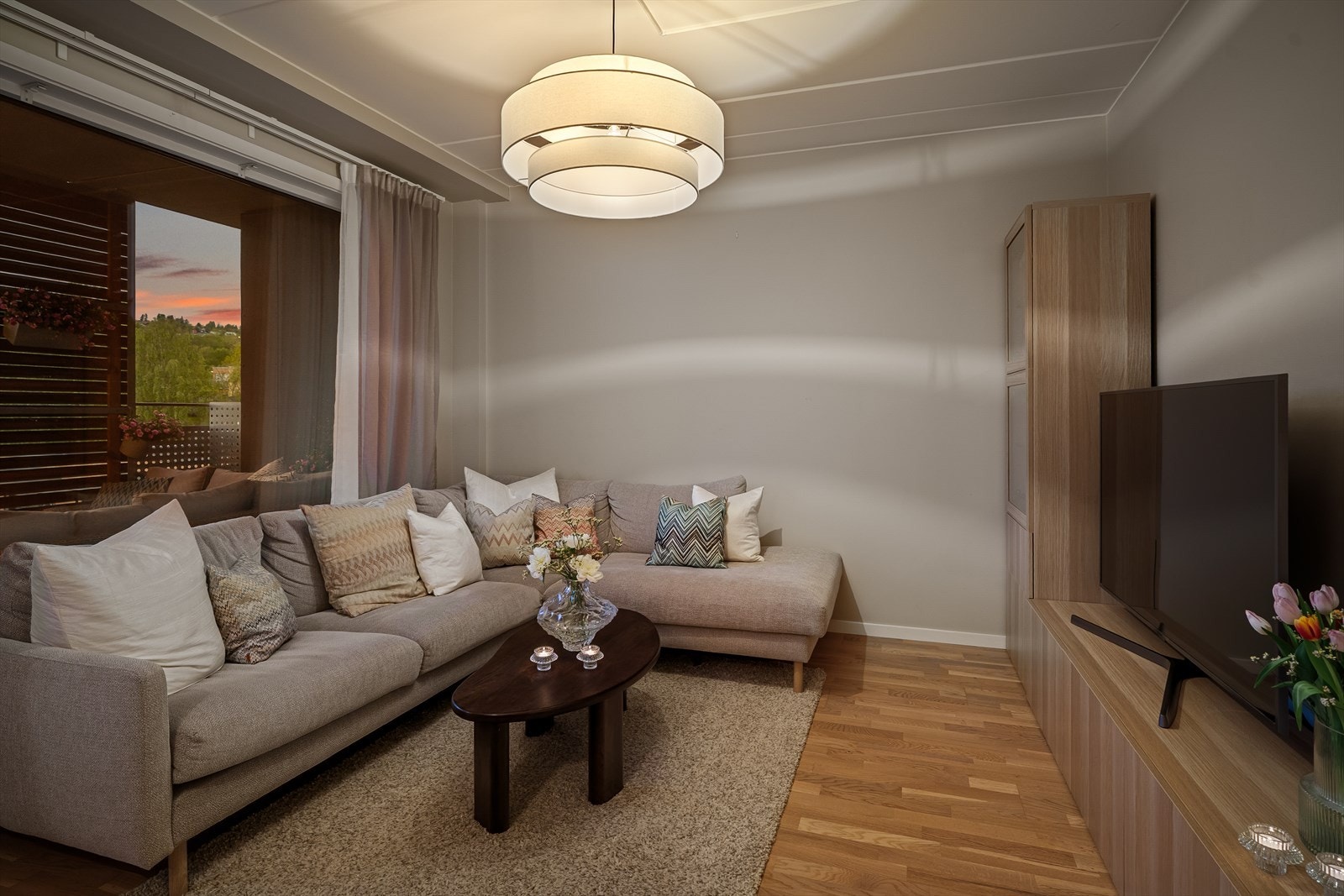 Utmerket sone for sofaseksjon med tilhørende TV- og mediemøblement. Galleribilde