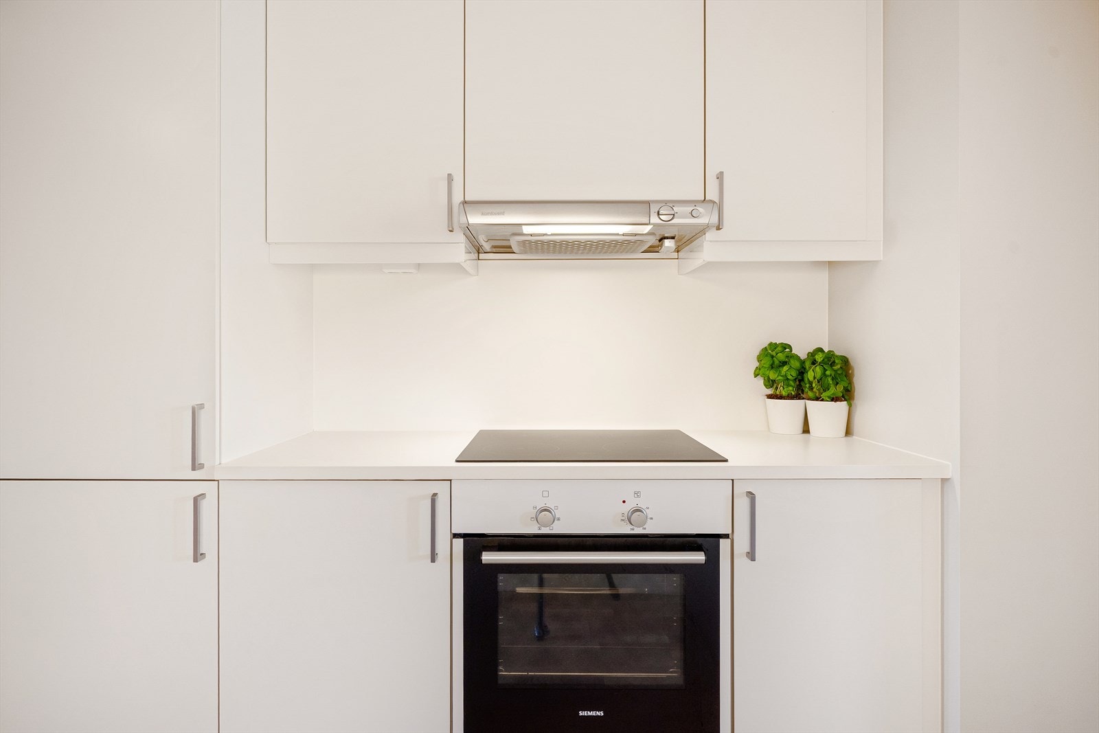 Stekeovn, platetopp, kjøl/frys og oppvaskmaskin er integrert i innredningen. Galleribilde