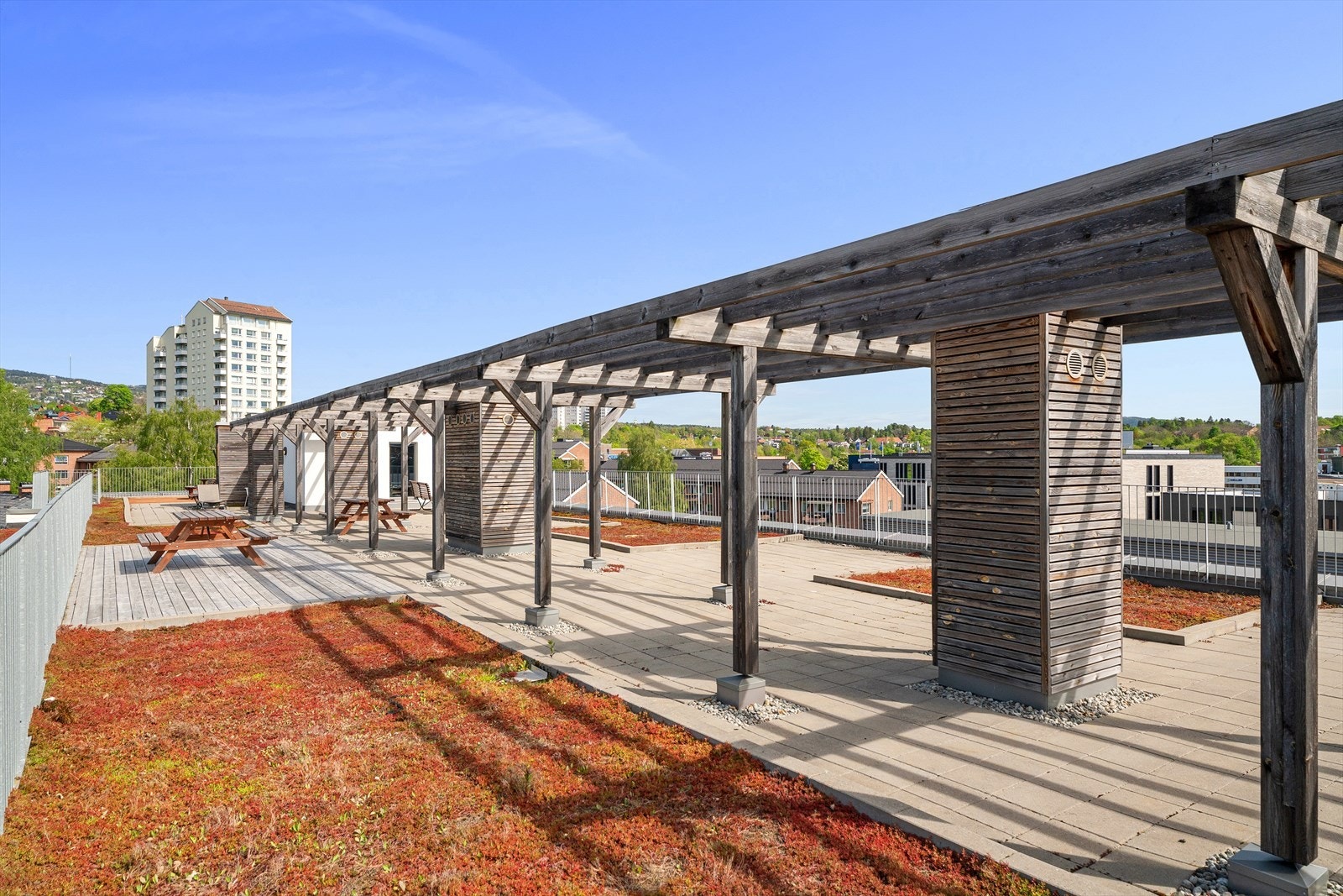 Felles takterrasse med flere sittesoner. Galleribilde