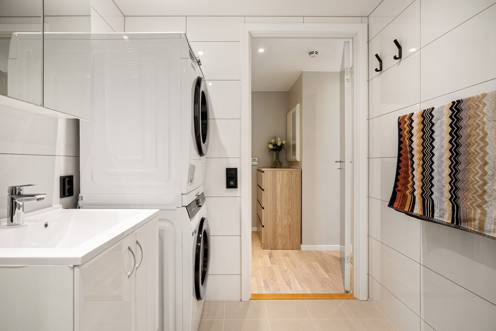 Badet er utstyrt med servant, servantskap, speil, veggmontert toalett og to innfellbare dusjvegger. Det er opplegg for vaskemaskin/tørketrommel. Galleribilde