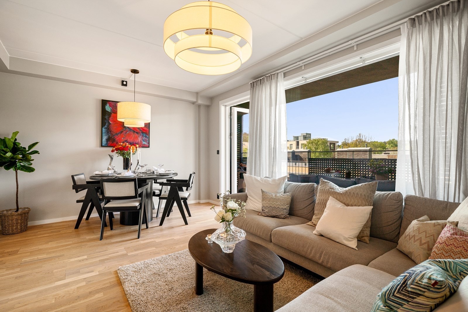 Boligen holder en gjennomgående god standard - God plass til både spisebord og sofagruppe, uten at rommet føles trangt. Galleribilde