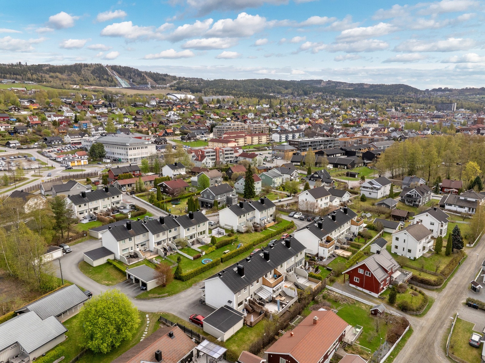 Rekkehusleiligheten ligger har en populær beliggenhet i et veletablert og rolig boligområde rett nord for sentrum. Galleribilde