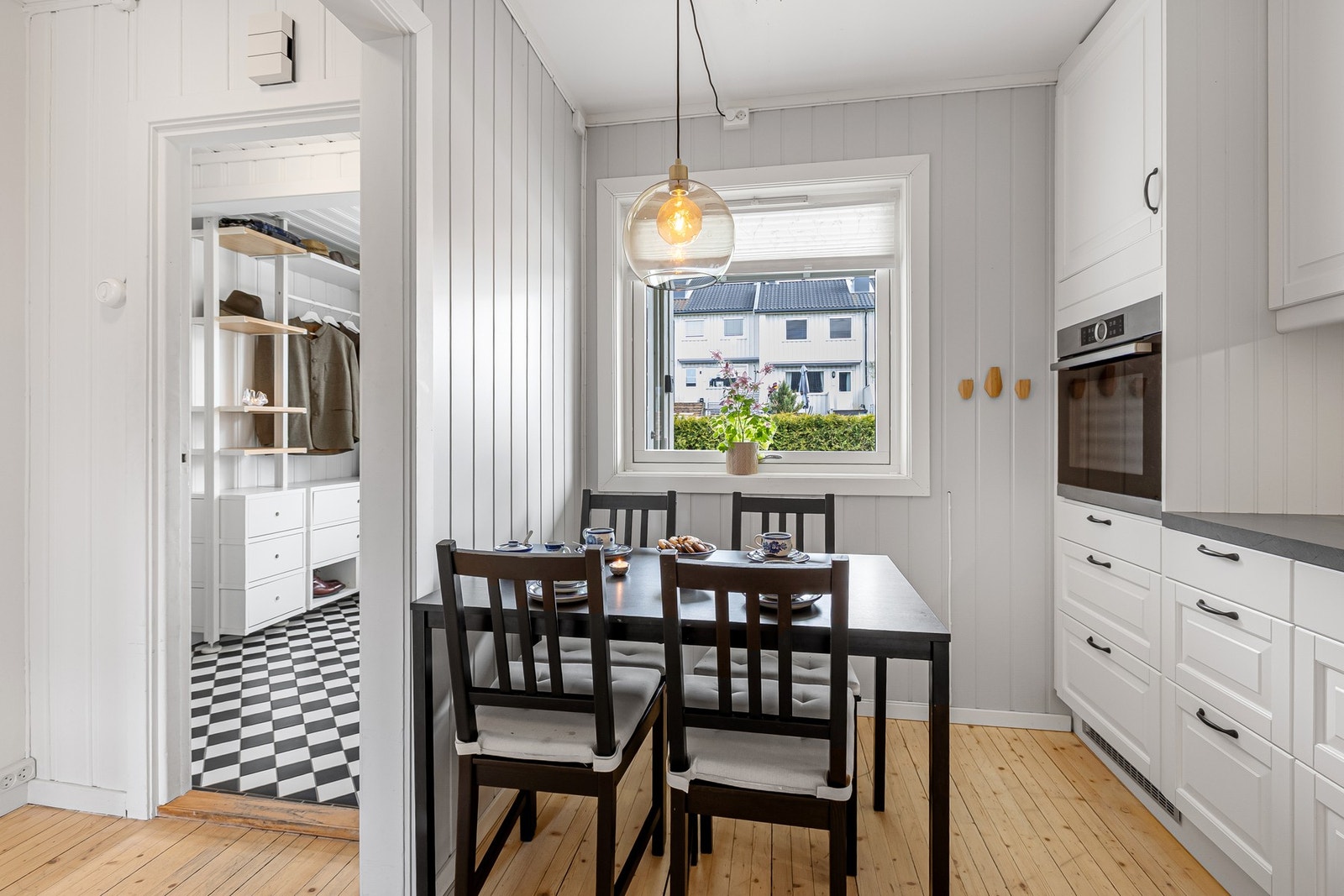 Kjøkkenet har plass til spisebord og stoler ved vinduet. Galleribilde