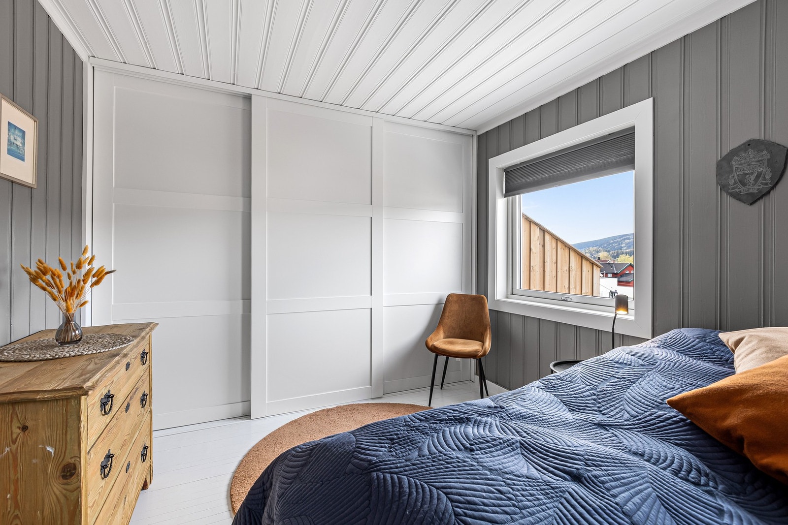 Hovedsoverommet har nyere skyvedørsgarderobe Galleribilde