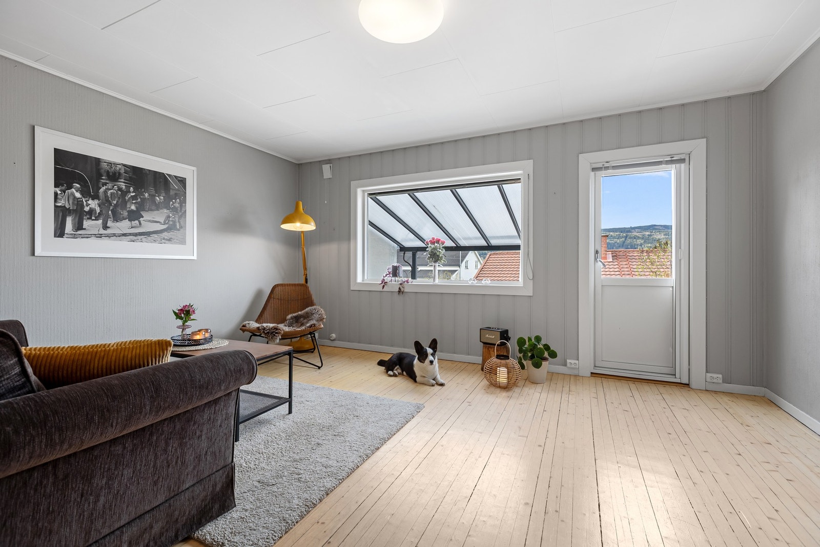 Romslig stue med lyse overflater og gode vindusflater som slipper inn godt med dagslys i rommet. Galleribilde
